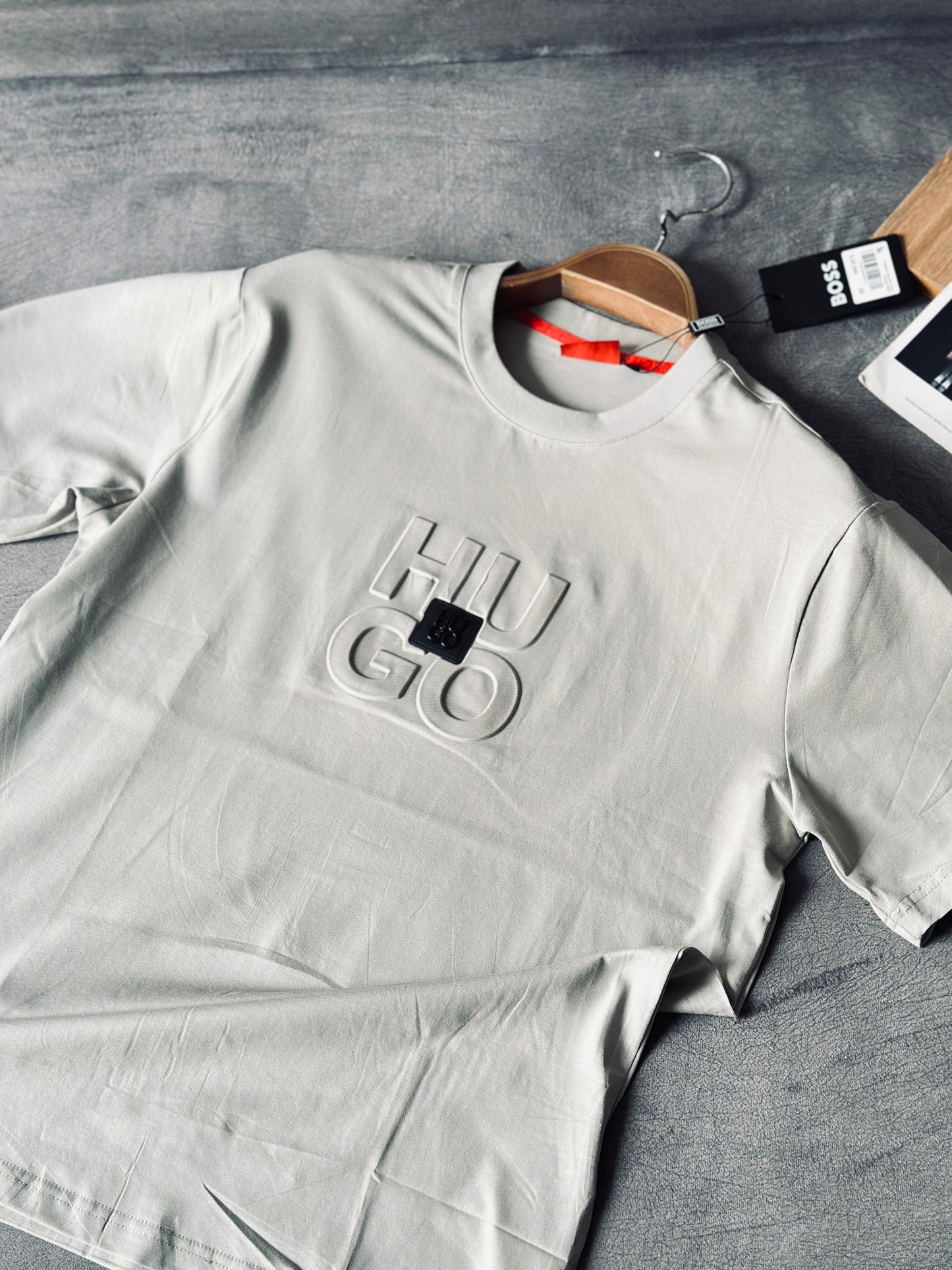 CAMISETA SLIM HUG GRIS APLIQUE METAL