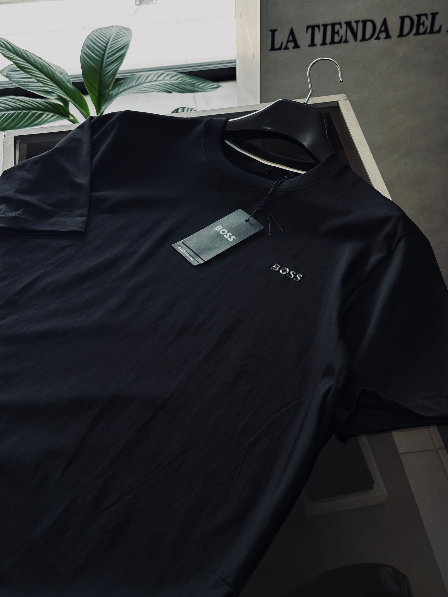 CAMISETA SLIM BOS NEGRA BOS CUADROS CAFÉ