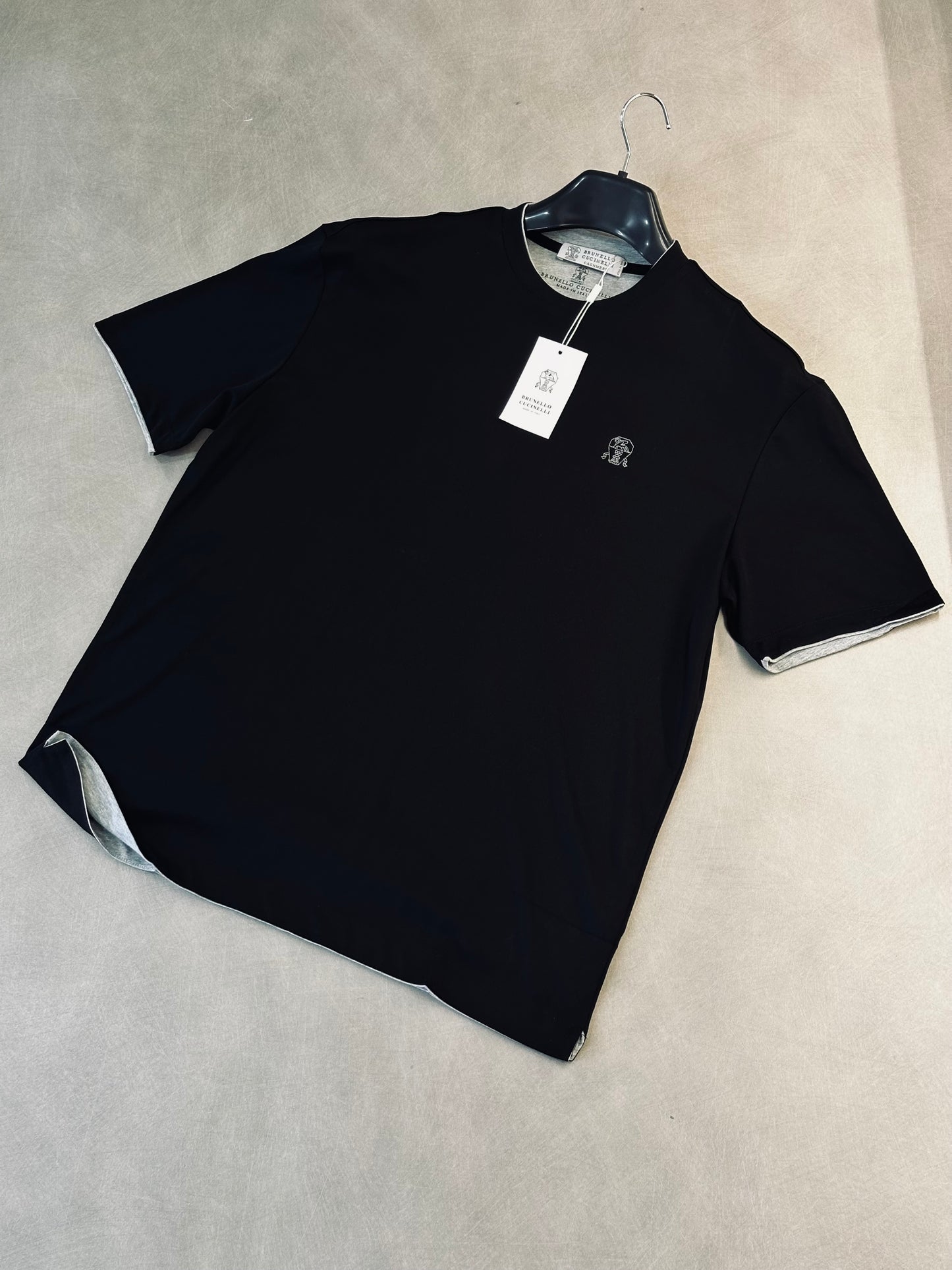 CAMISETA SLIM BRU NEGRA LOGO TEJIDO