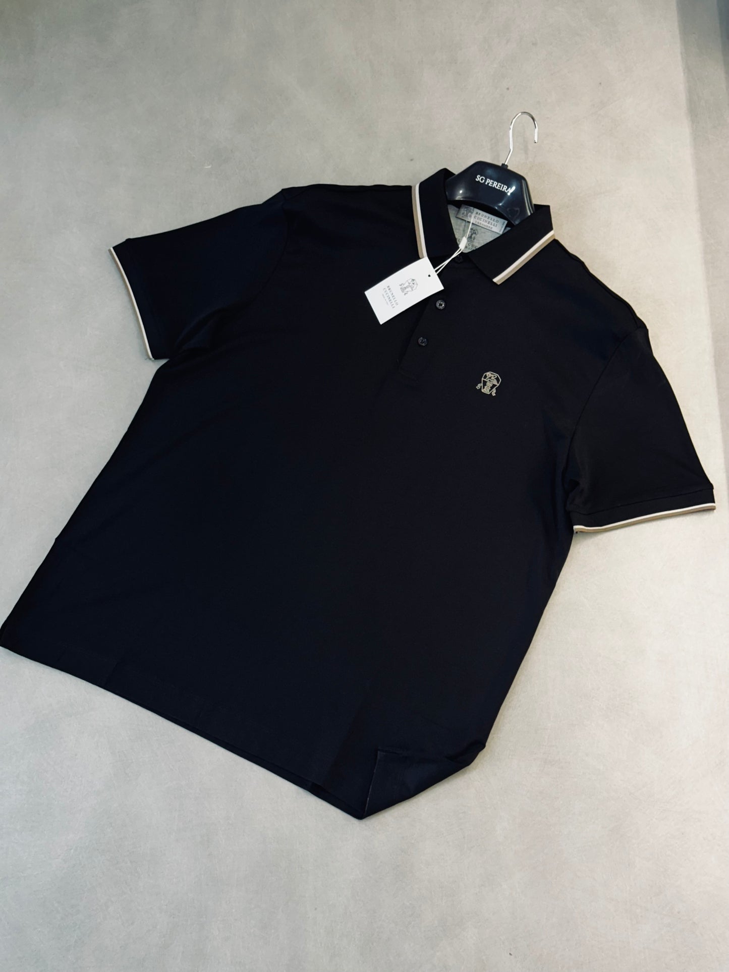 CAMISETA POLO BRU NEGRA CUELLO LINEA CAFÉ