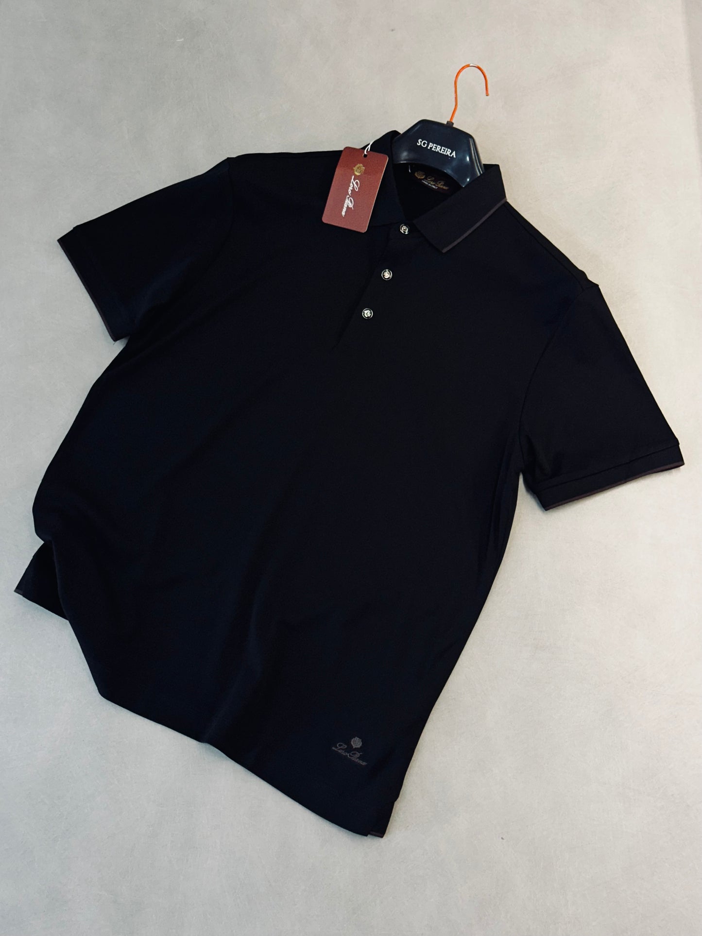 CAMISETA POLO LOR NEGRA DETALLE BOTONES