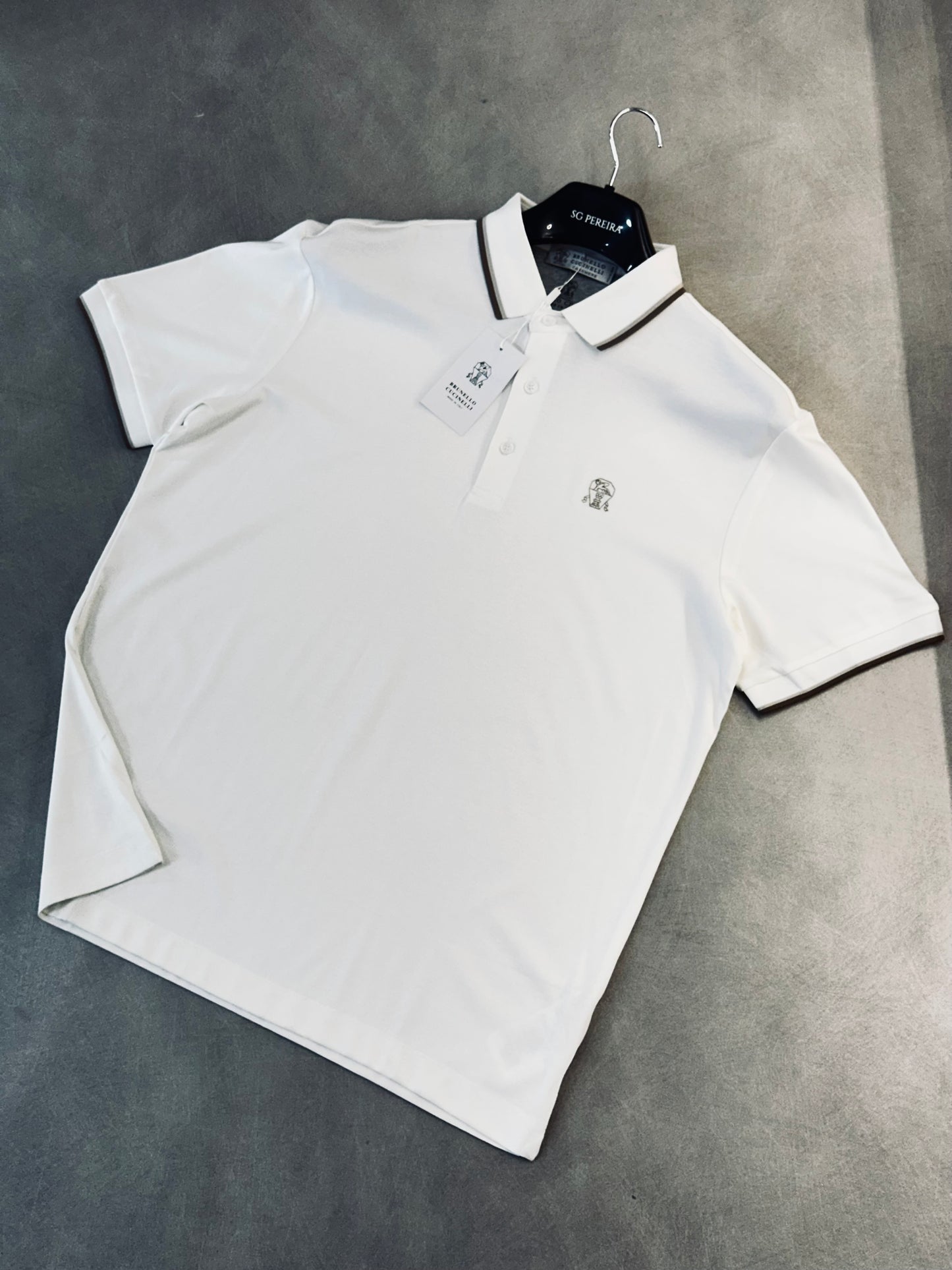 CAMISETA POLO BRU BLANCA CUELLO LINEA CAFÉ