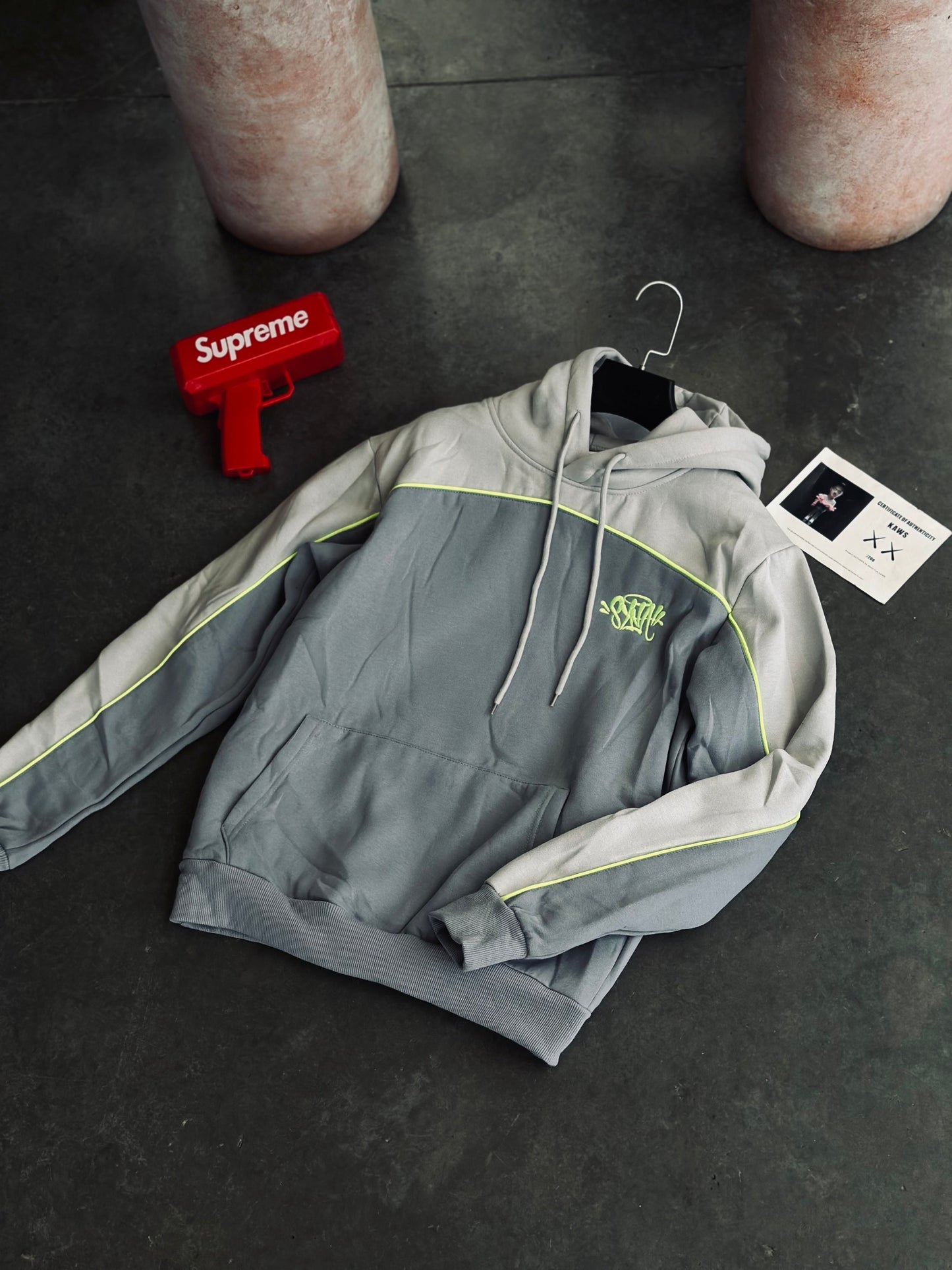 HOODIE SYN GRIS DETALLE VERDE FLUO