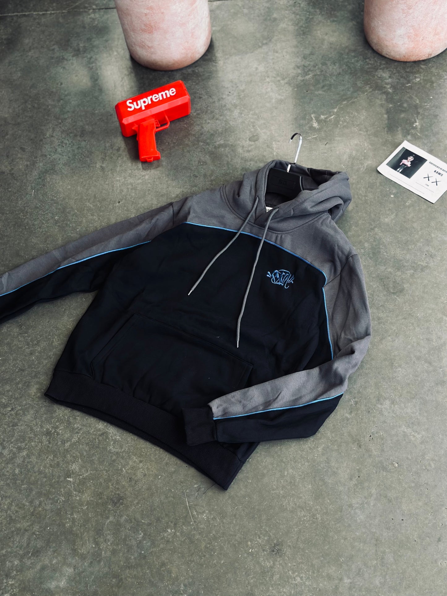 HOODIE SYN NEGRO DETALLE AZUL REY