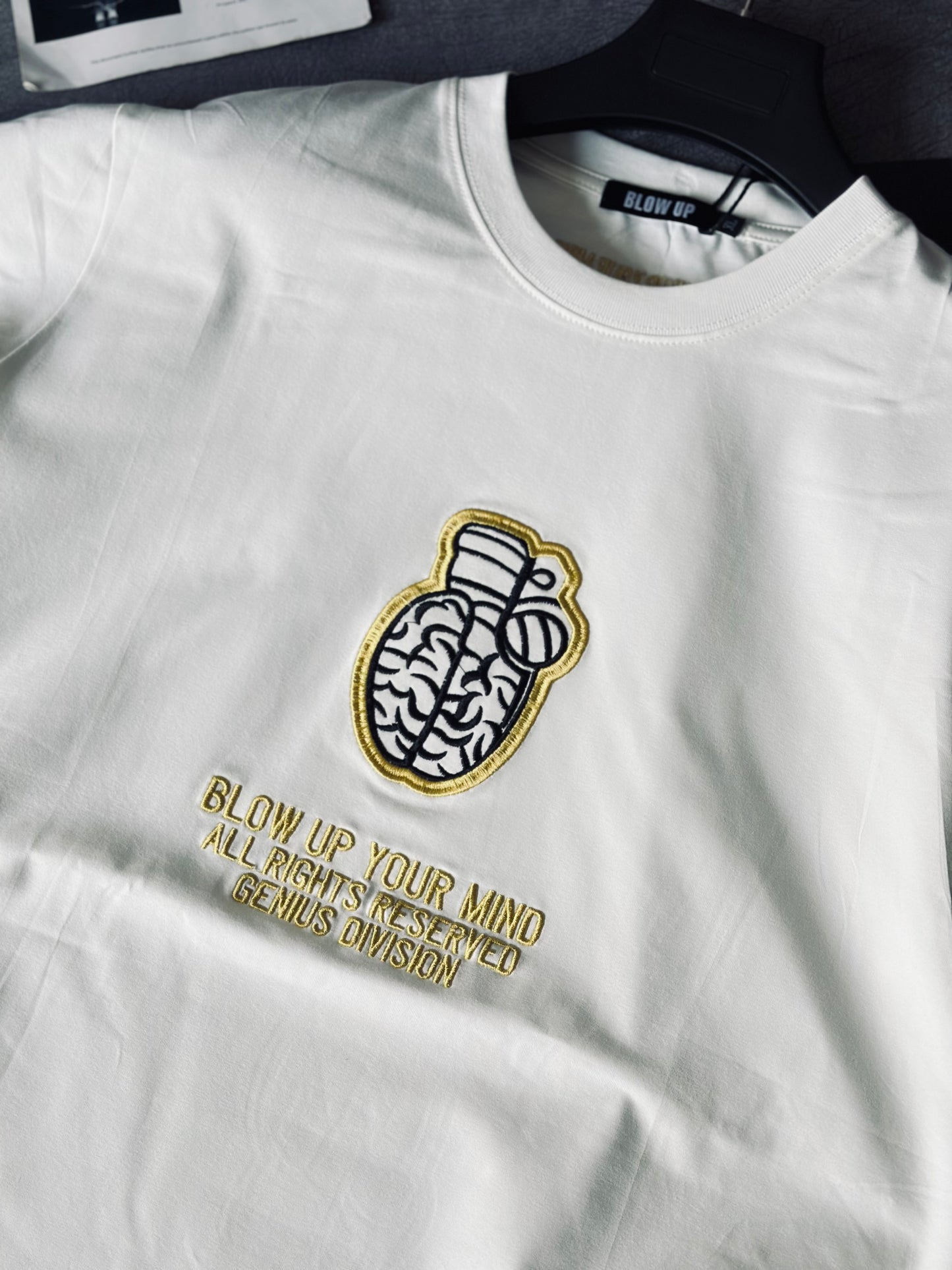 CAMISETA SLIM BLO BLANCA GRANADA BORDE AMARILLO