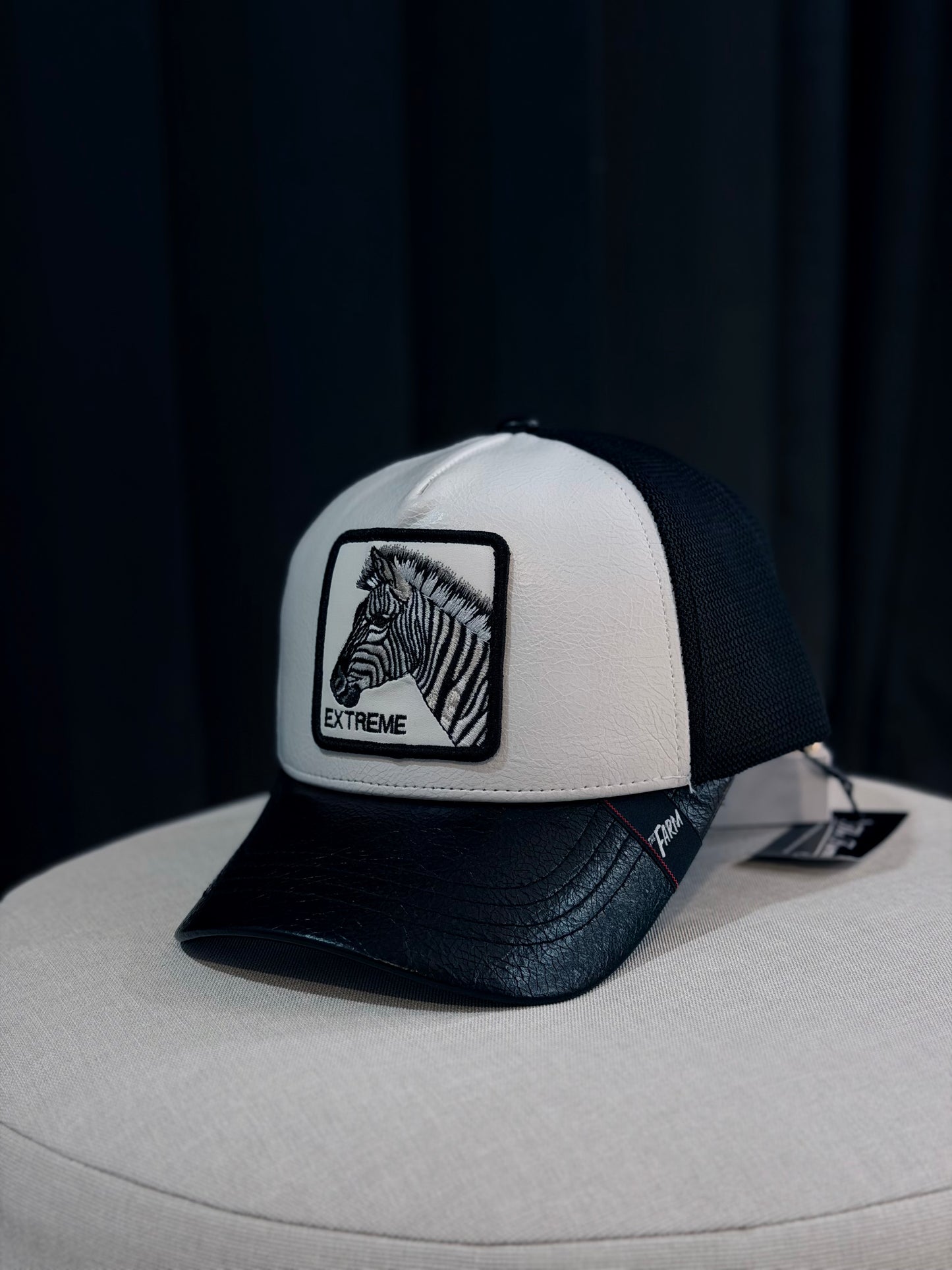 GORRA GOO NEGRA BLANCA CUERINA CEBRA