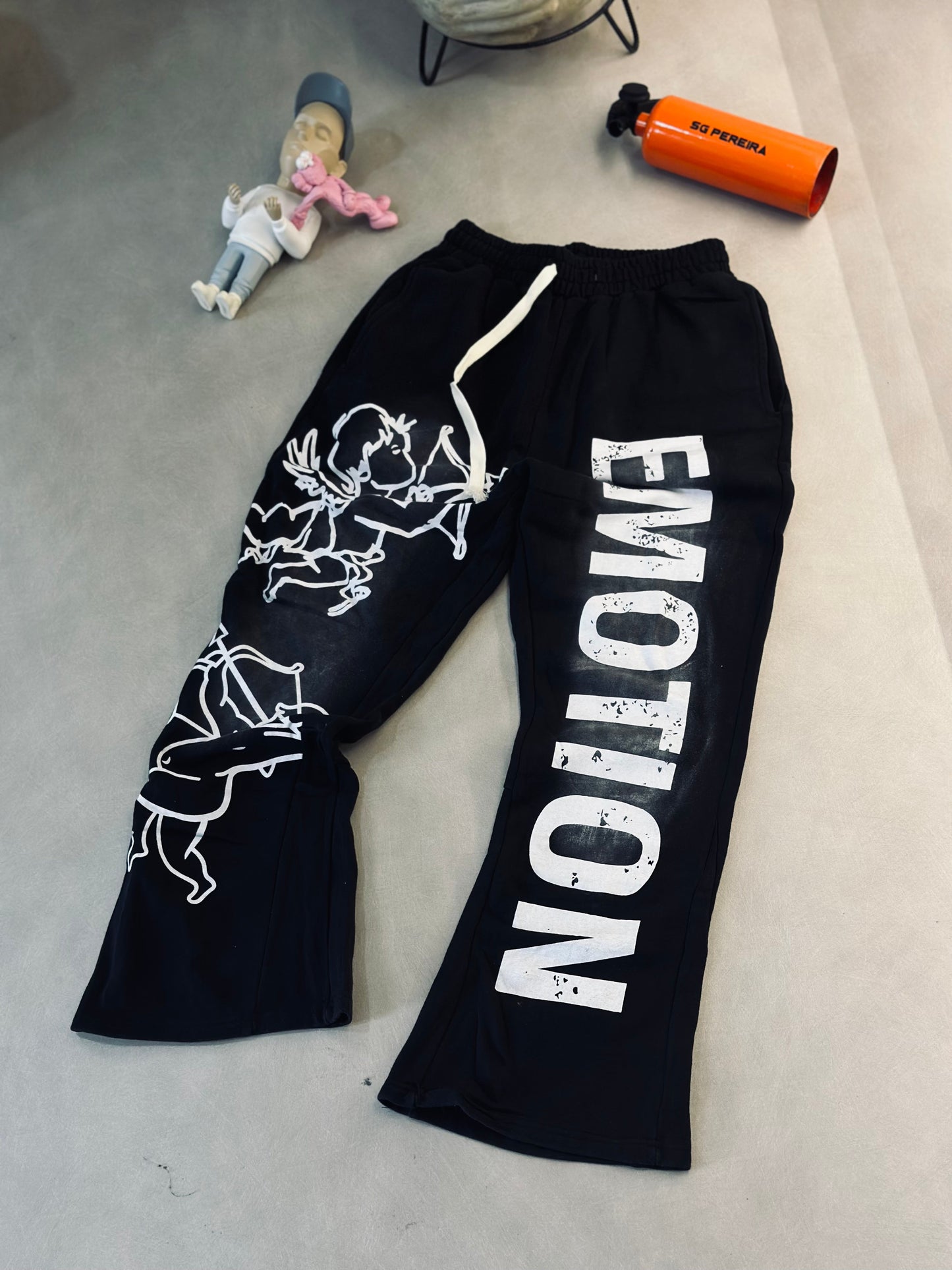 SUDADERA EMO NEGRA CUPIDO BLANCO