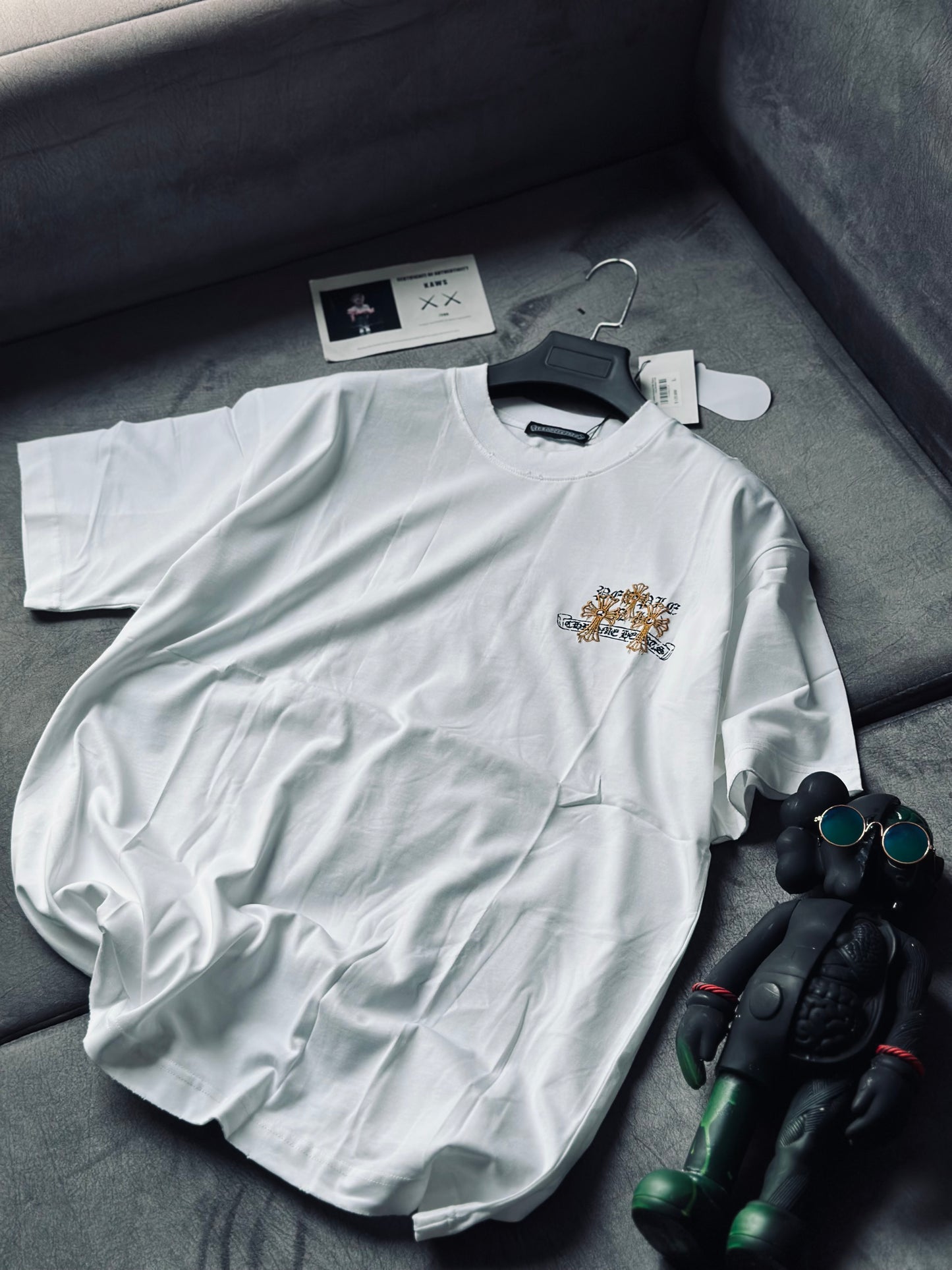 CAMISETA OVERSIZE CHR BLANCA CRUZ BORDADO CAFÉ