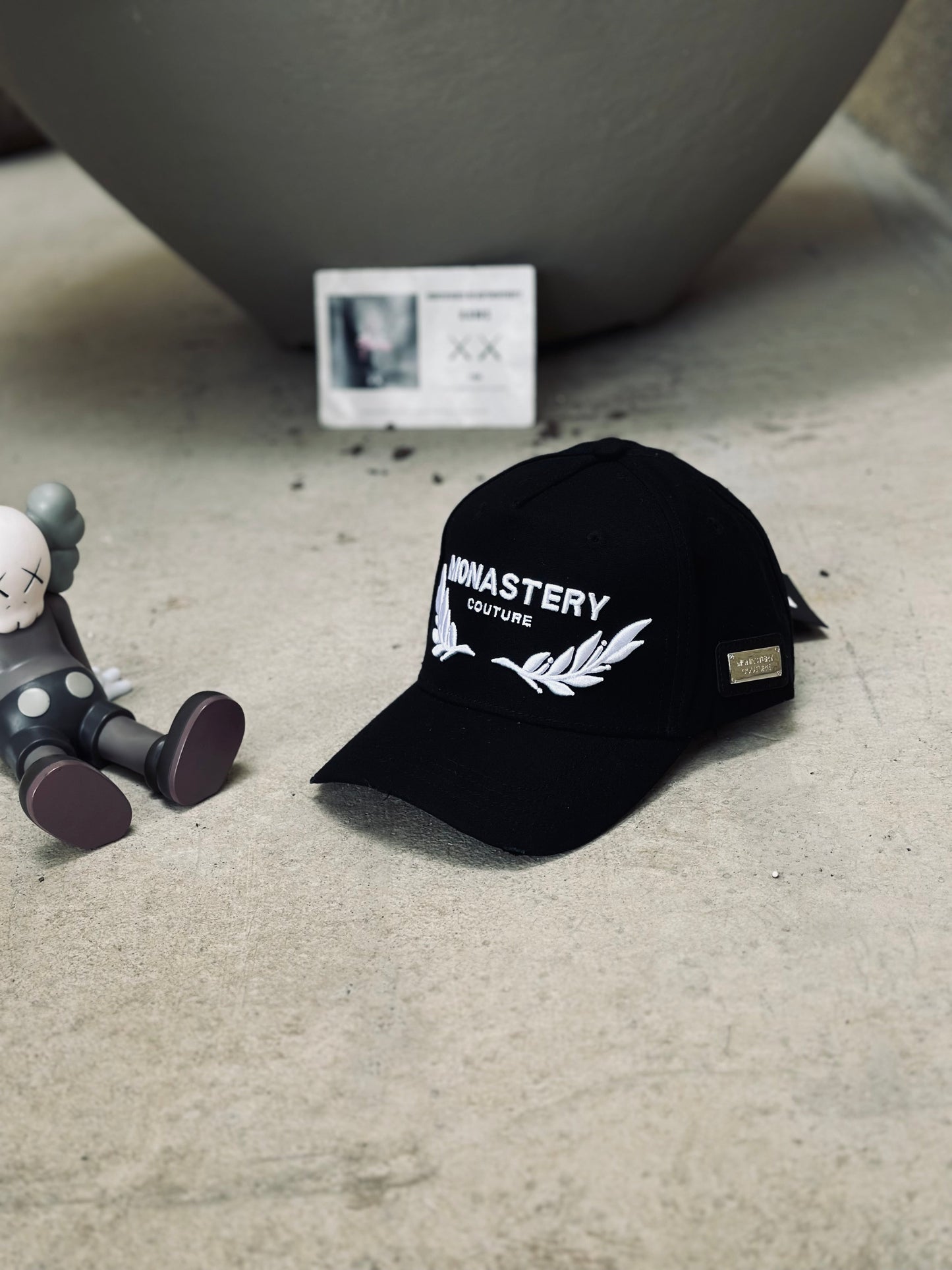 GORRA PREMIUM MON NEGRA MON RAMAS BLANCA