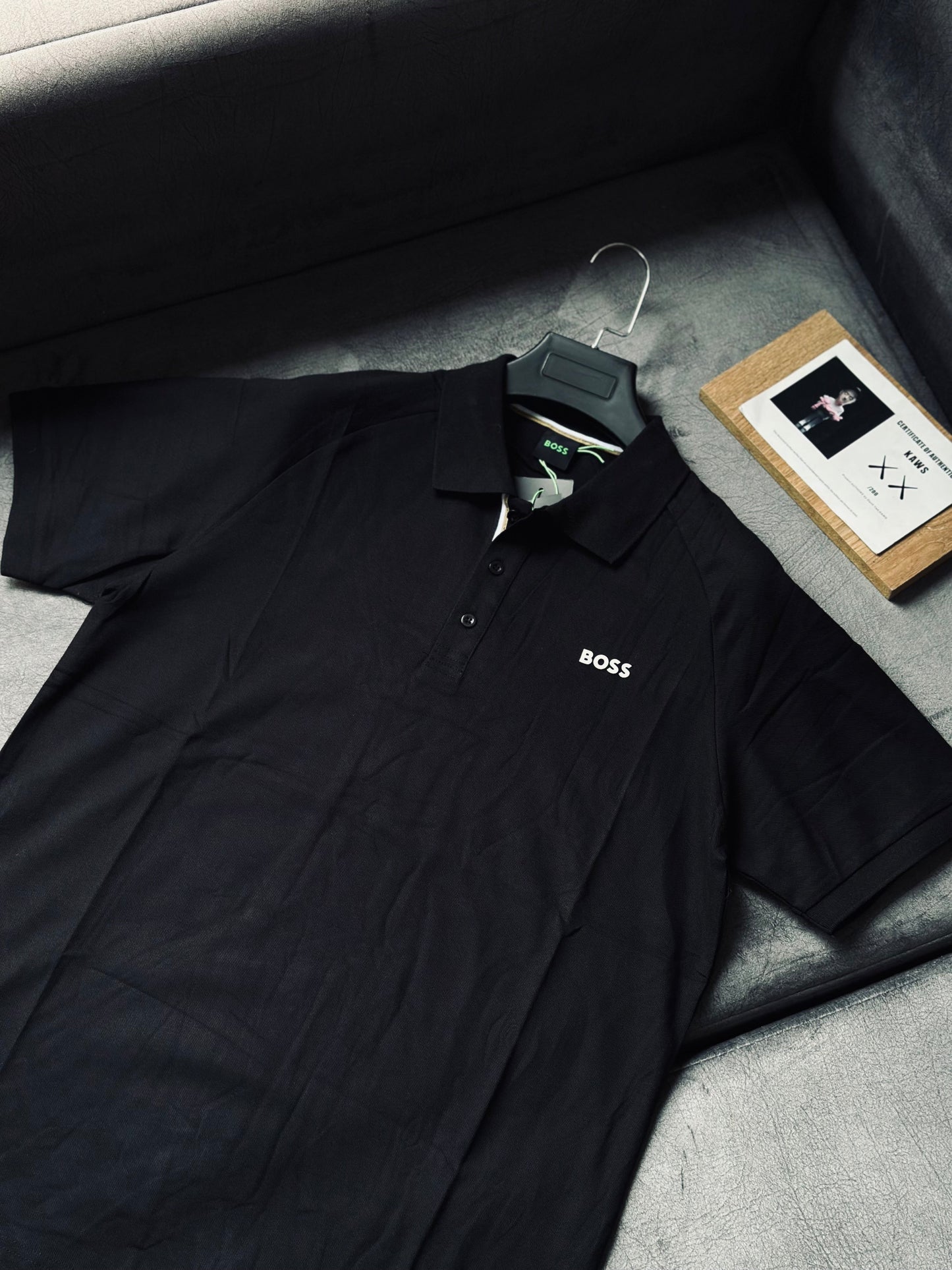 CAMISETA POLO HUG NEGRA BO BLANCO