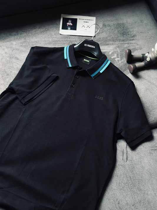 CAMISETA POLO BOS NEGRA CUELLO AZUL