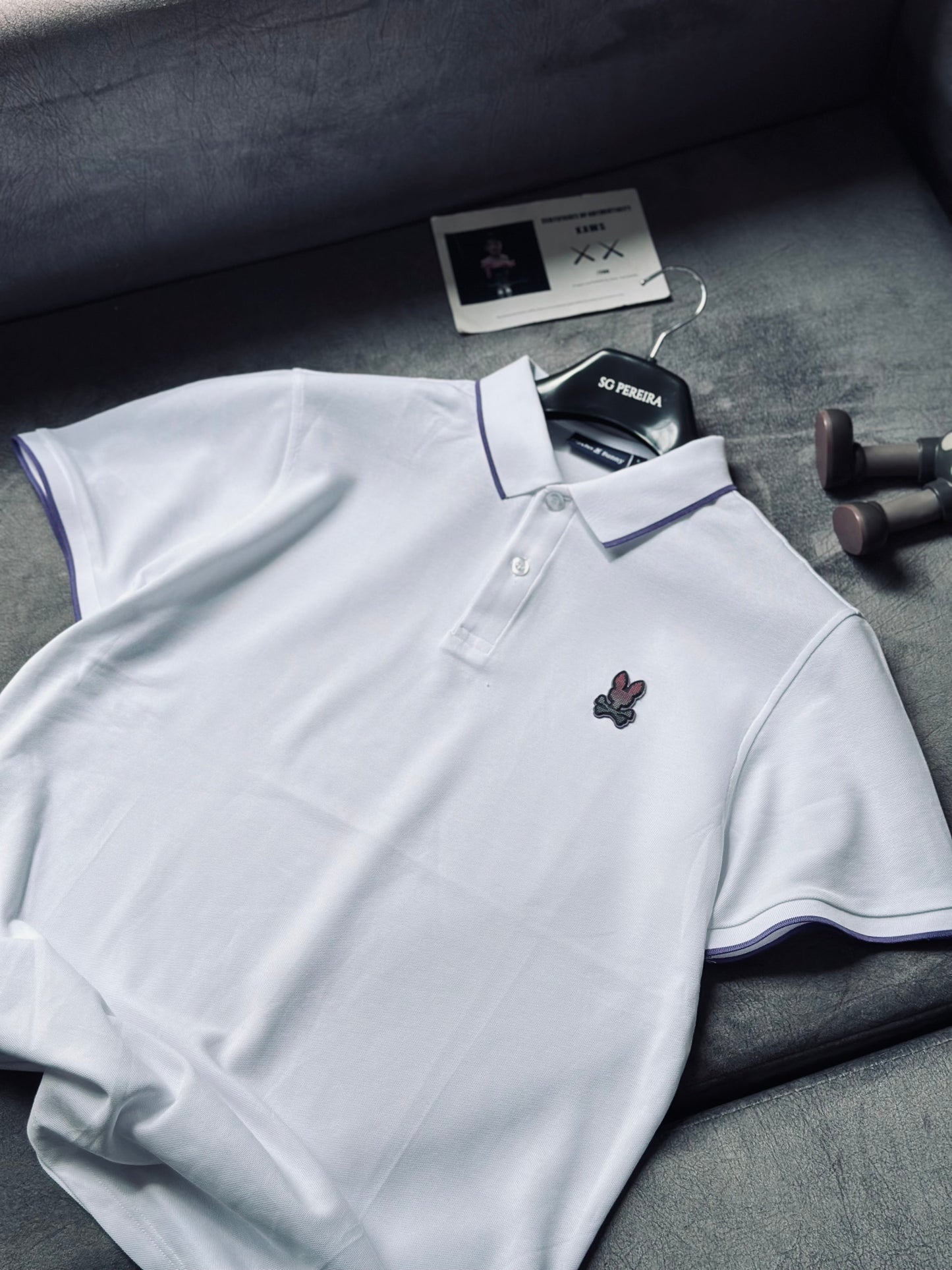 CAMISETA POLO PSY BLANCA LINEA MORADA
