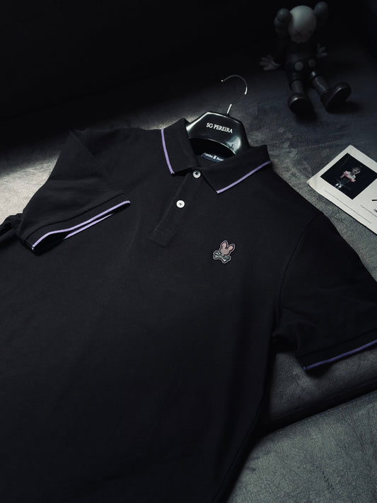 CAMISETA POLO PSY NEGRA LINEA MORADA