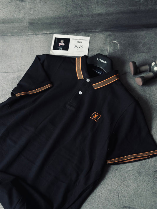 CAMISETA POLO PSY NEGRA CUELLO NARANJA