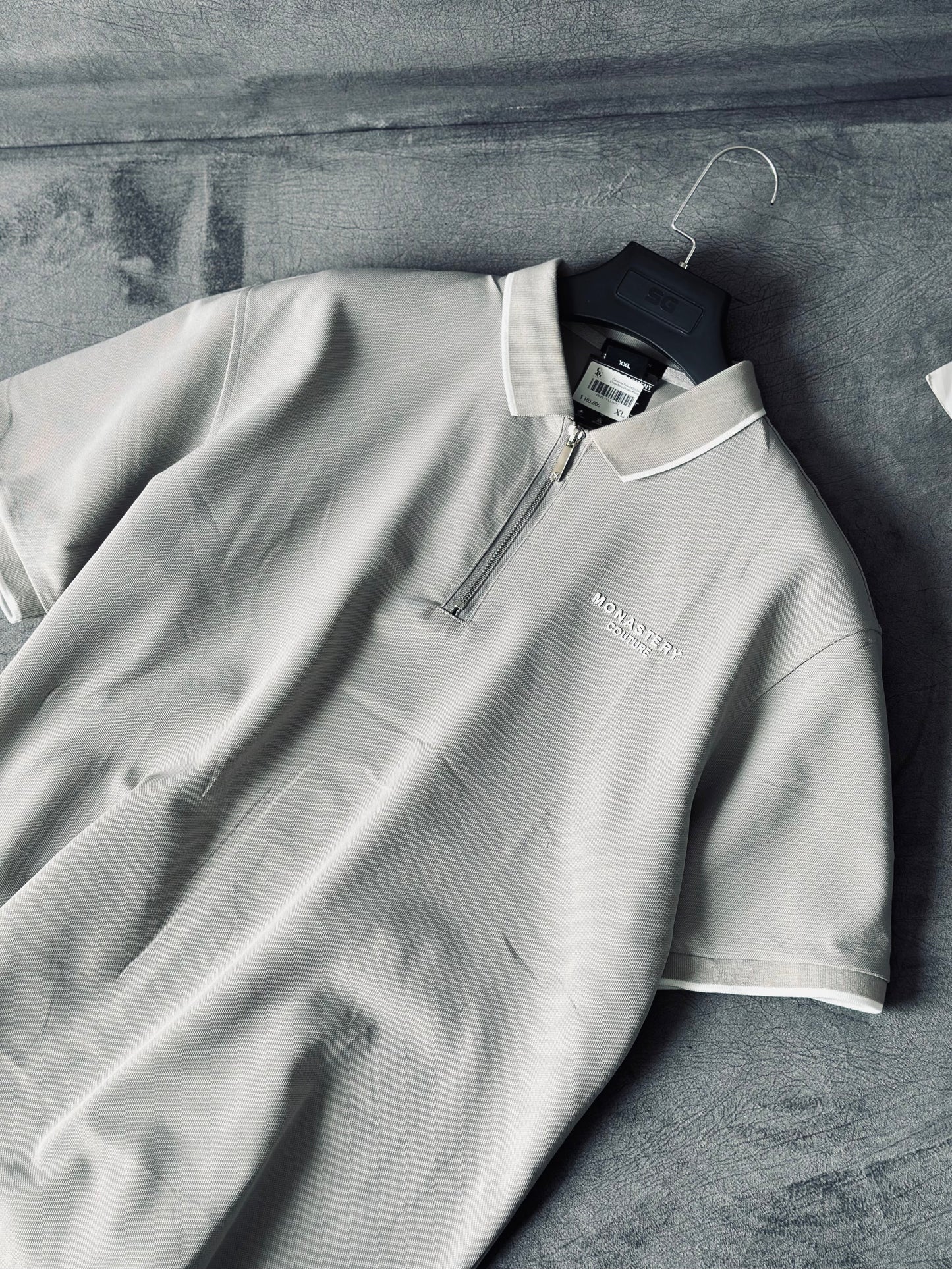 CAMISETA POLO MON GRIS CREMALLERA DETALLE BLANCO