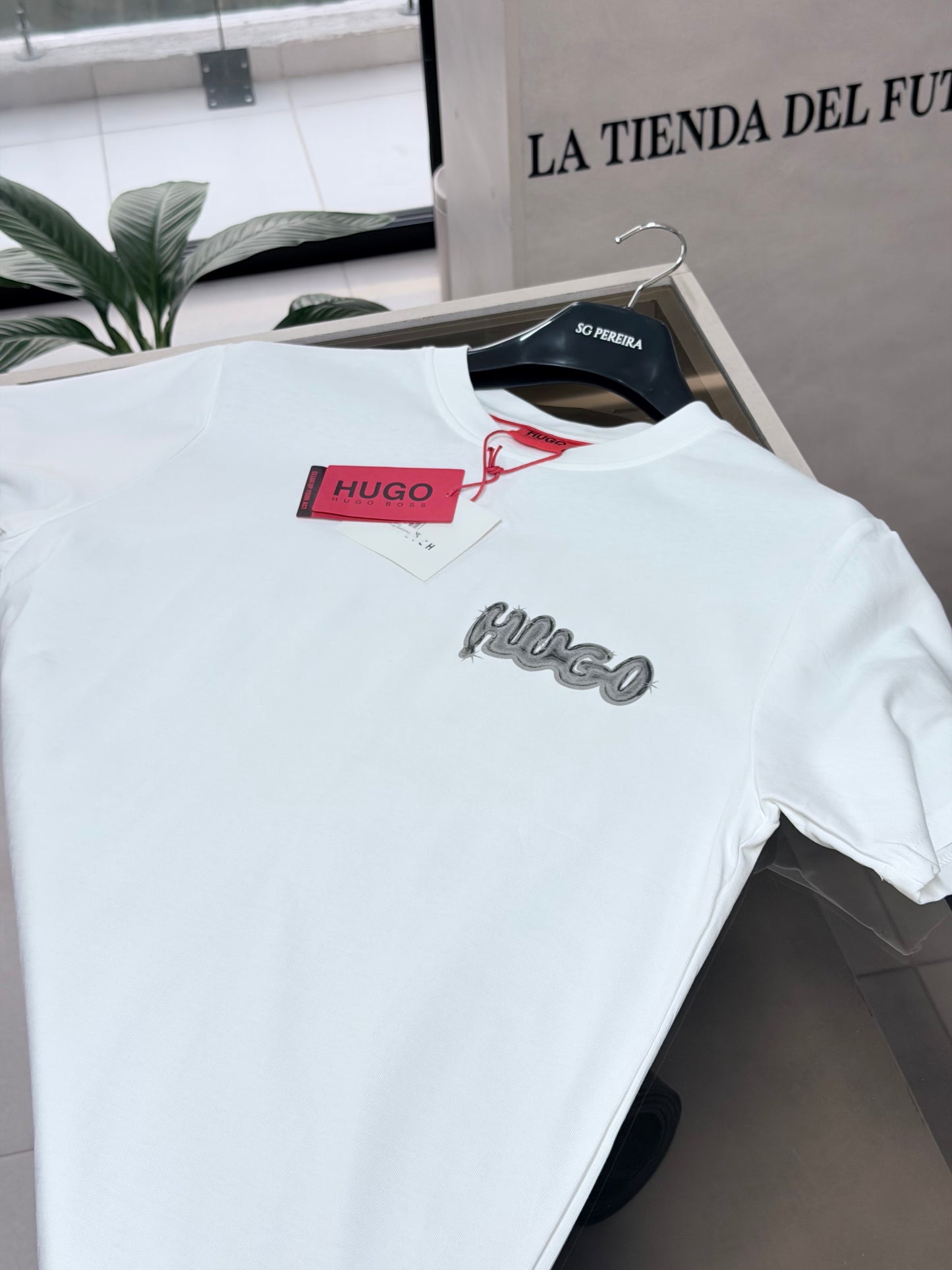 CAMISETA SLIM HUG BLANCA GRAFITI HUG