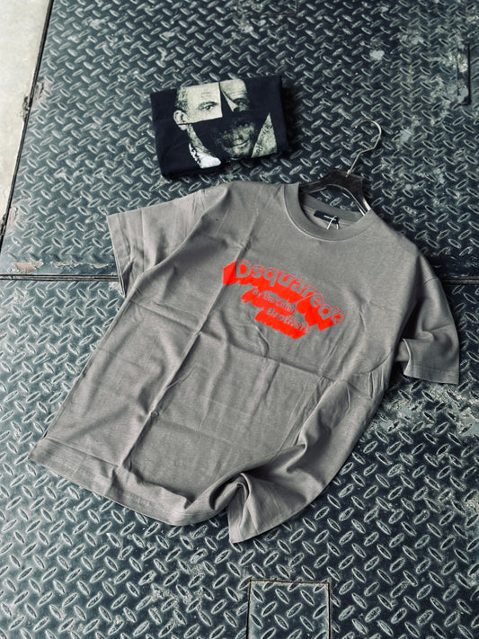CAMISETA OVERSIZE DSQ GRIS LETRA ROJA