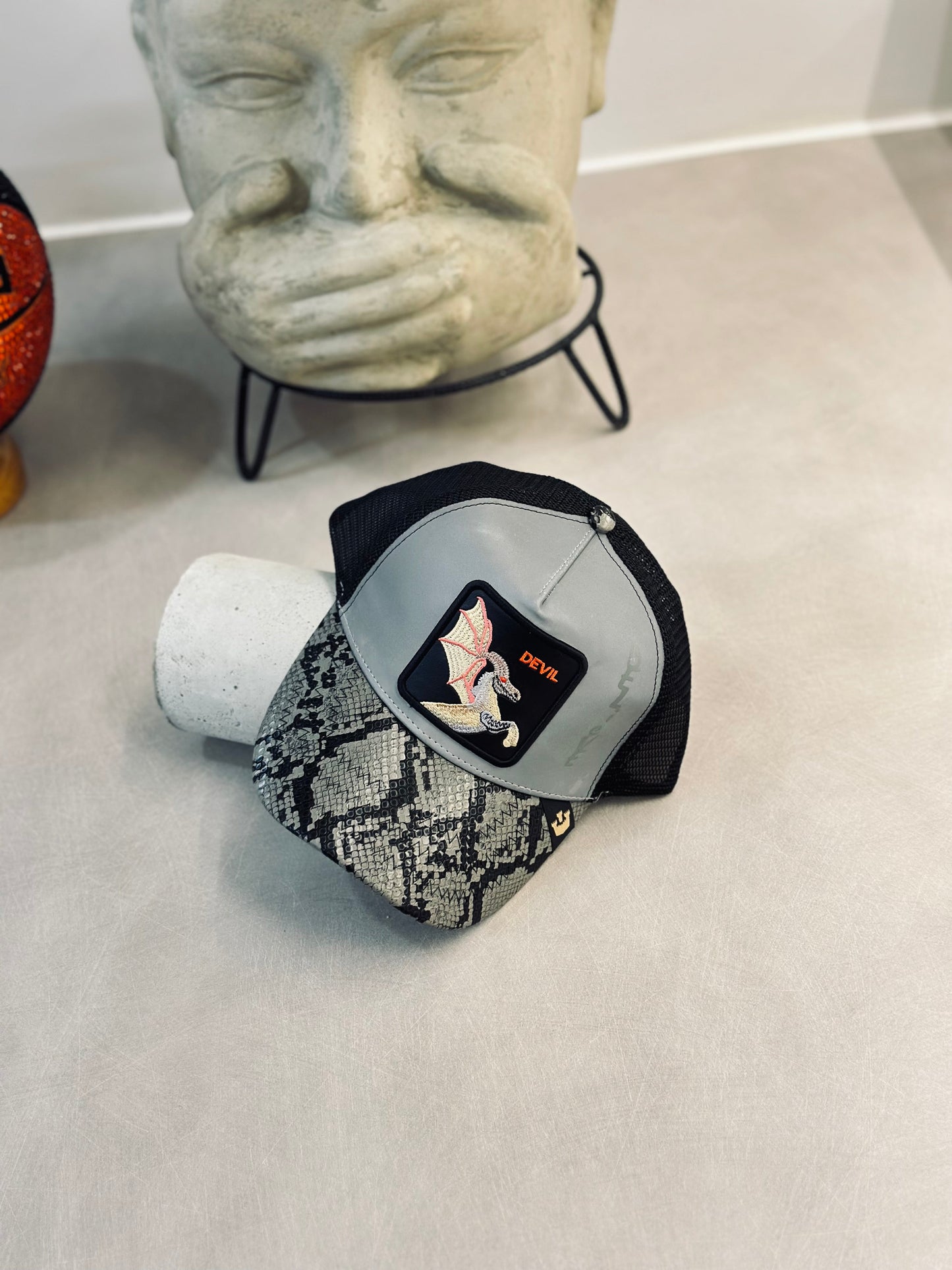 GORRA GOO NEGRA REFLECTIVA DEMONIO