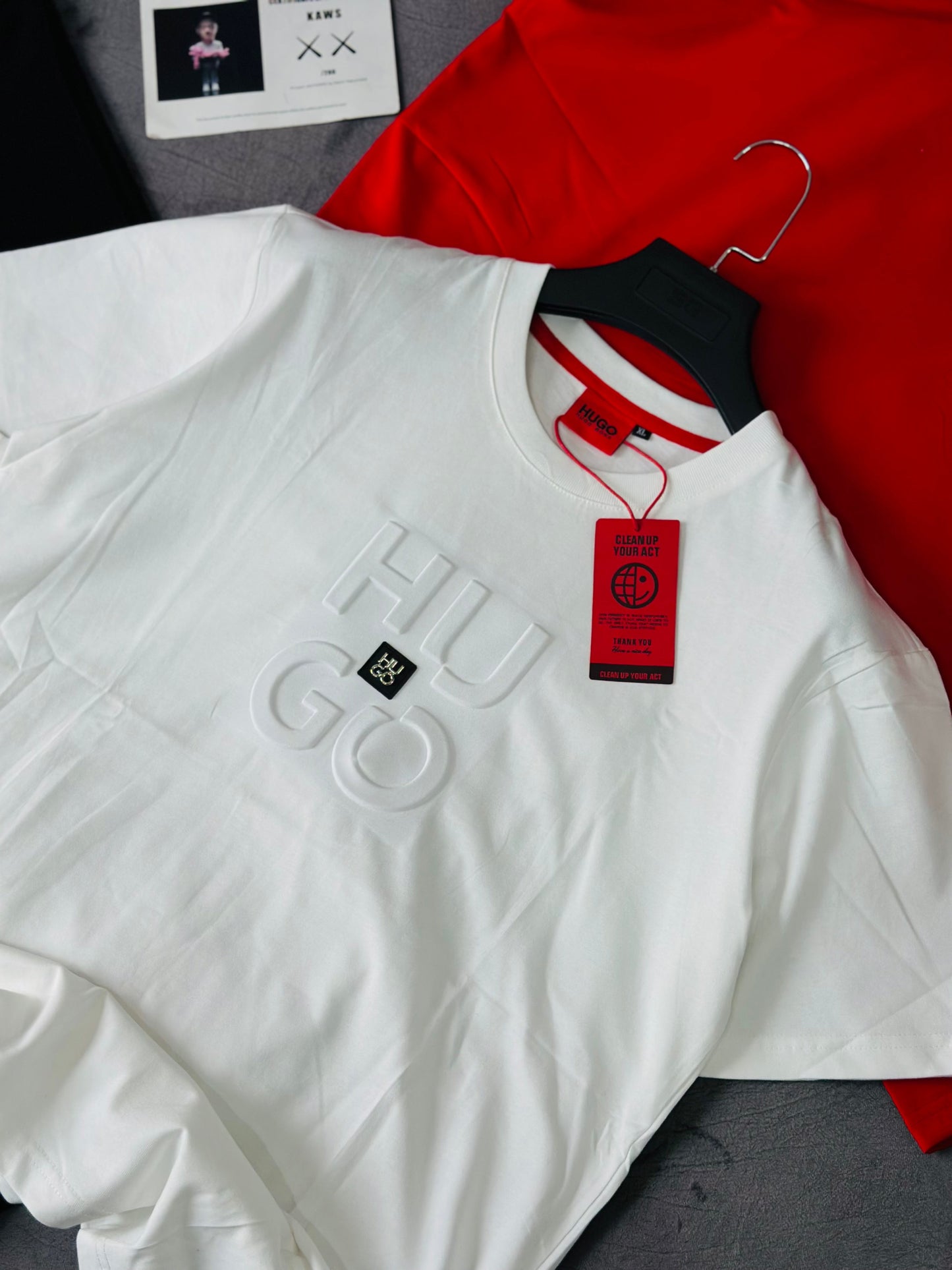 CAMISETA SLIM HUG BLANCA BURBUJA PLACA PLATEADA