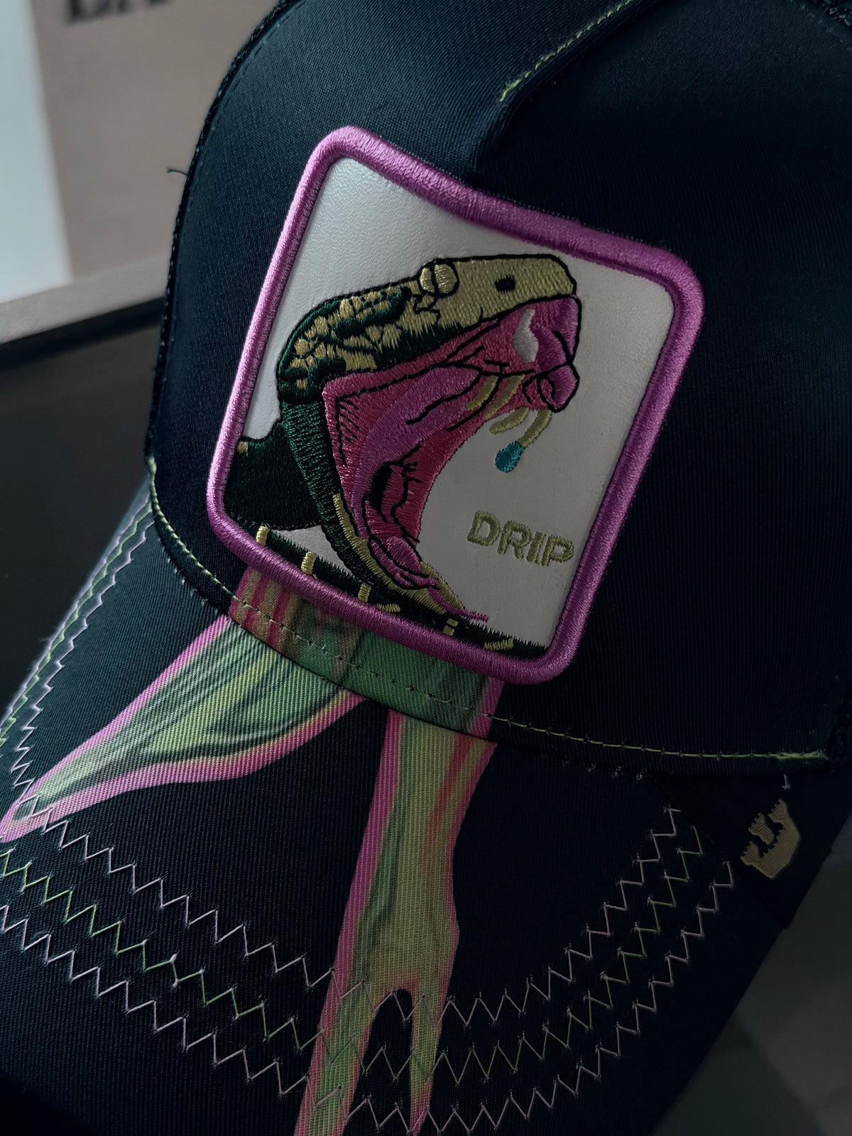 GORRA GOO NEGRA SERPIENTE BOCA