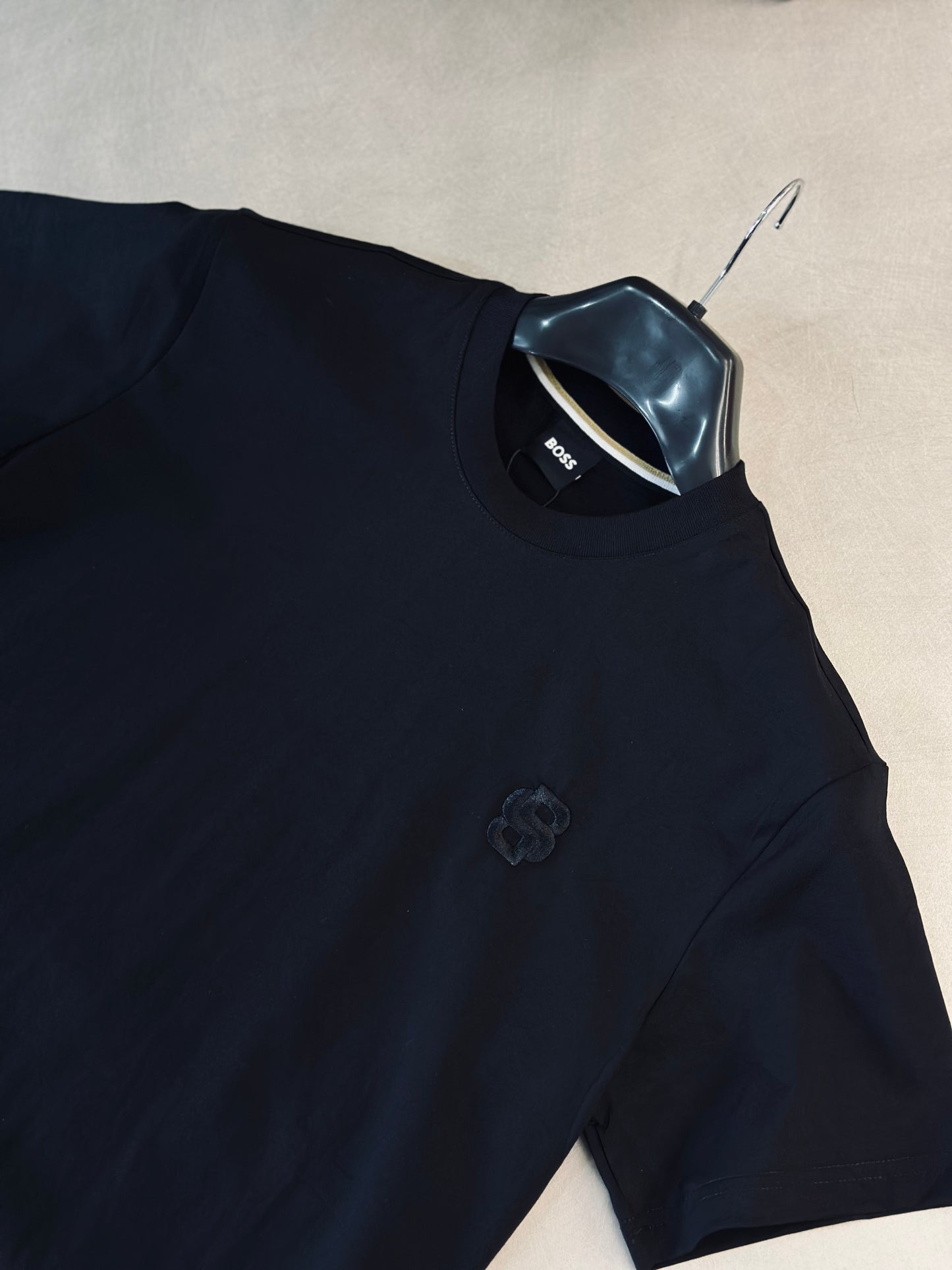 CAMISETA SLIM BOS NEGRA BB CRUZADO
