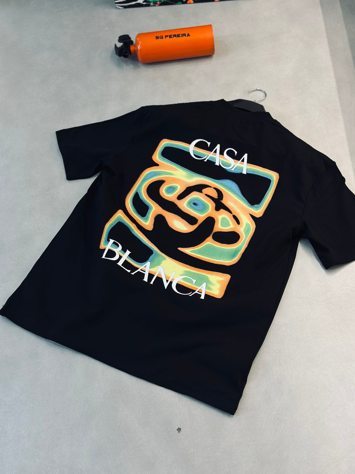 CAMISETA OVERSIZE CAS NEGRA DETALLE NARANJA