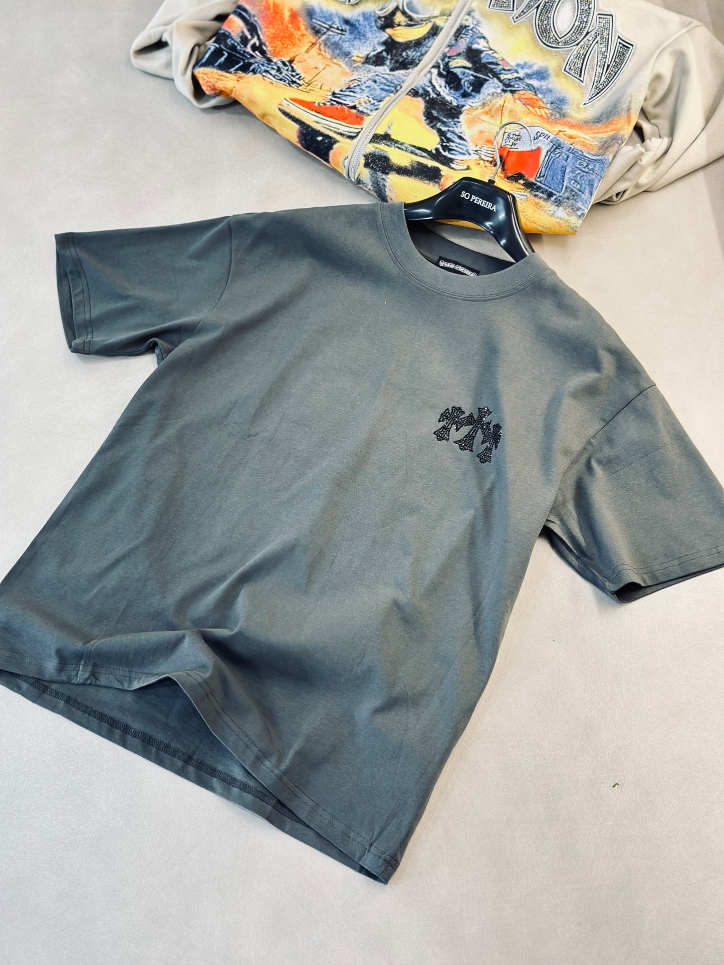 CAMISETA OVERSIZE CHR GRIS 3 CRUCES RHINESTONE NEGRO