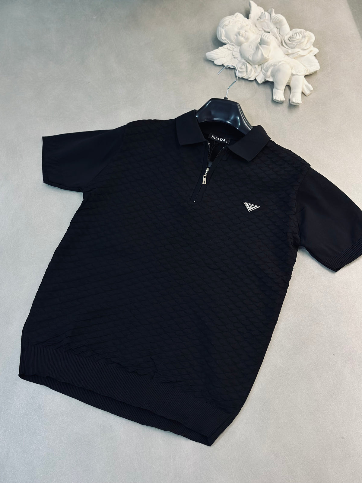 CAMISETA POLO PRA NEGRA TEJIDO PLACA MET