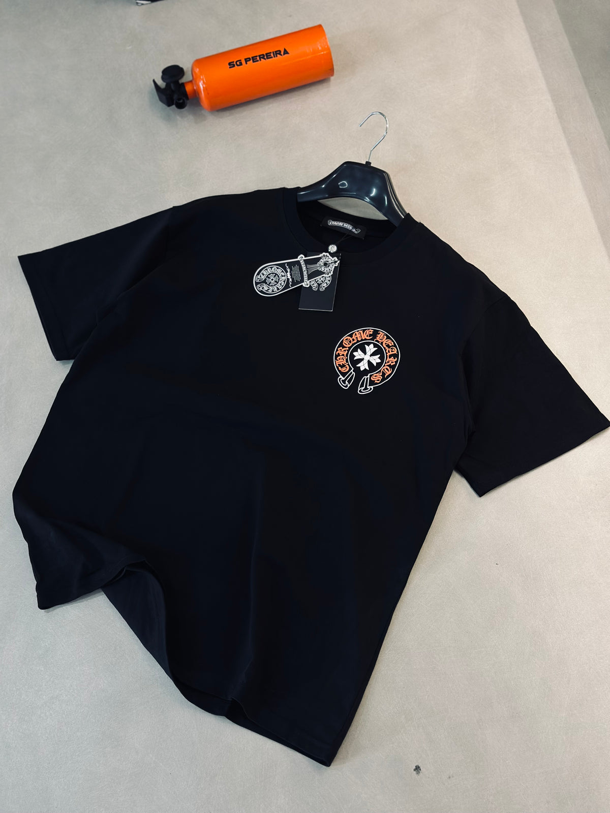 CAMISETA OVERSIZE CHR NEGRA LETRA NARANJA