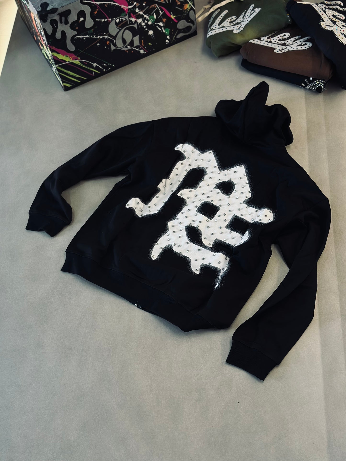 CHAQUETA EMO NEGRA RHINESTONE NEVER LOGO BLANCO