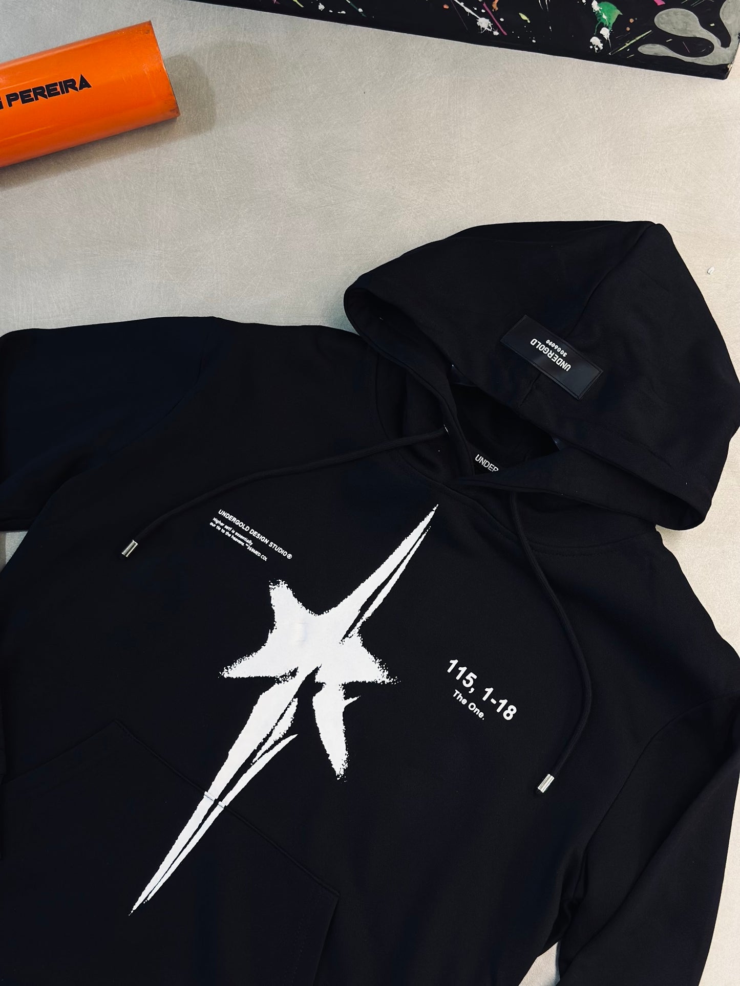 HOODIE UND NEGRA ESTRELLA BLANCA