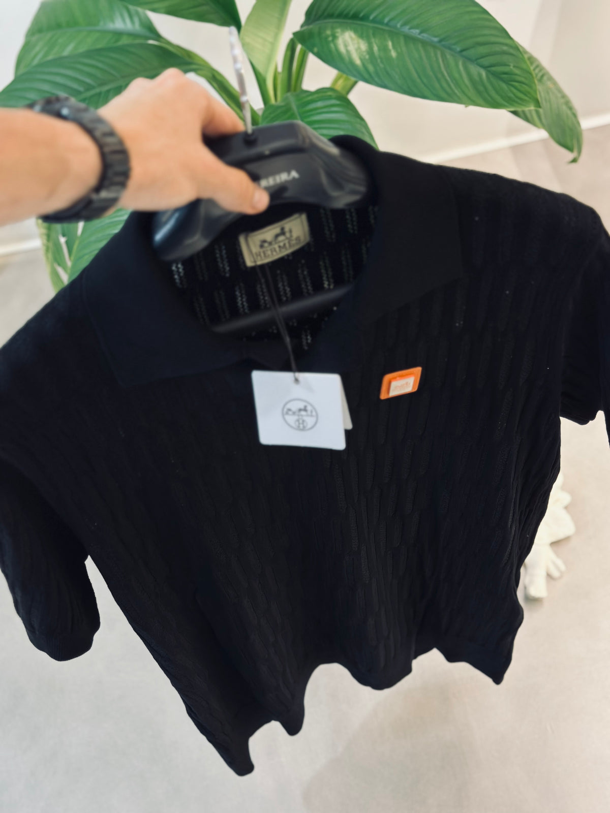 CAMISETA POLO HER NEGRA TEJIDO CUADRO NARANJA