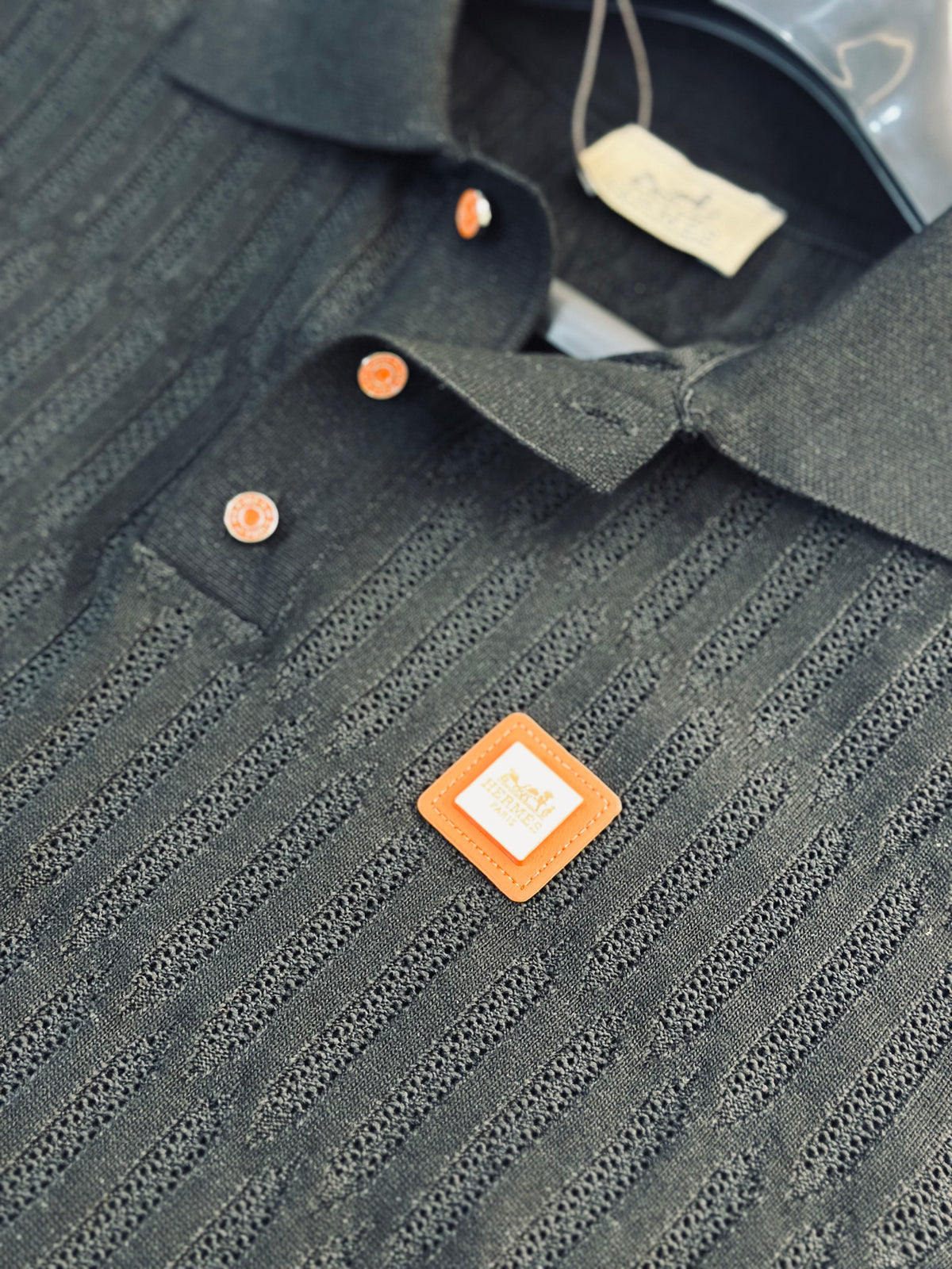 CAMISETA POLO HER NEGRA TEJIDO CUADRO NARANJA