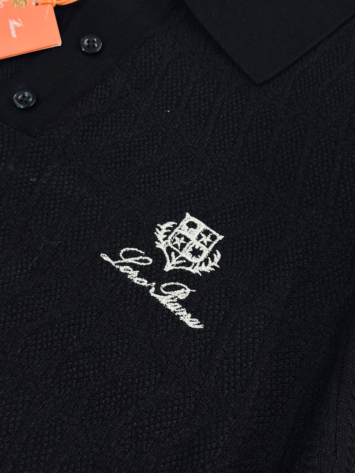 CAMISETA POLO LOR NEGRA TEJIDO BORDADO BLANCO