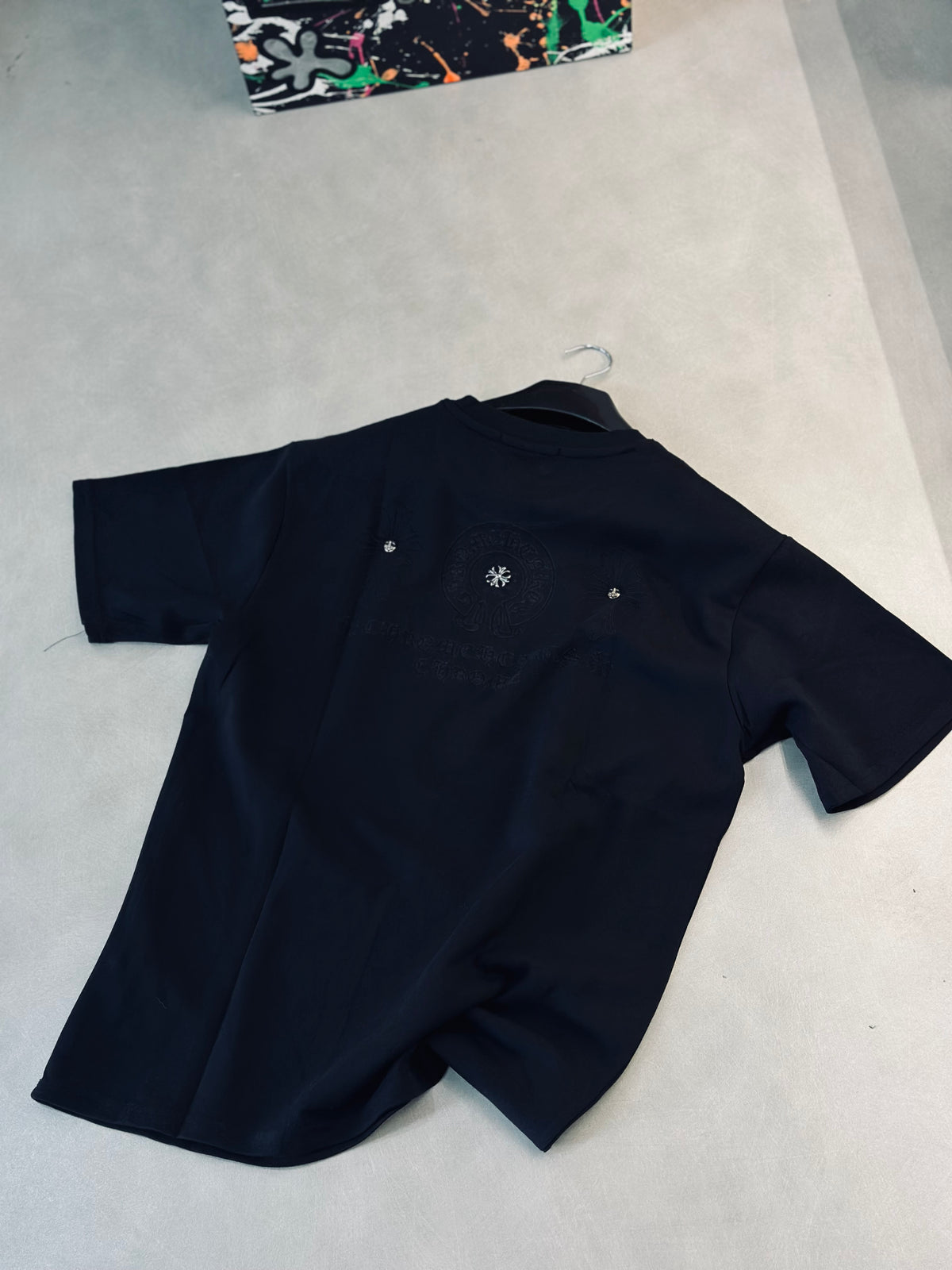 CAMISETA OVERSIZE CHR NEGRA TEJIDO NEGRO PLAC MET