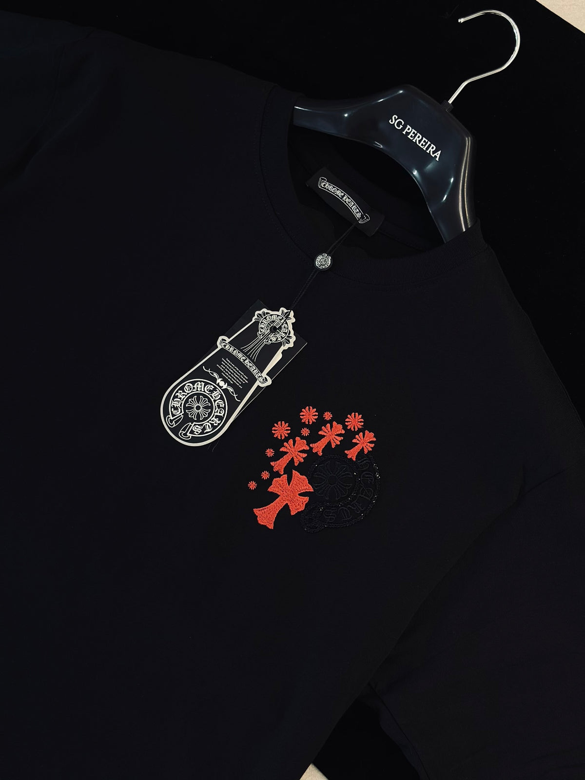 CAMISETA OVERSIZE CHR NEGRA CRUCES TEJIDO ROJO