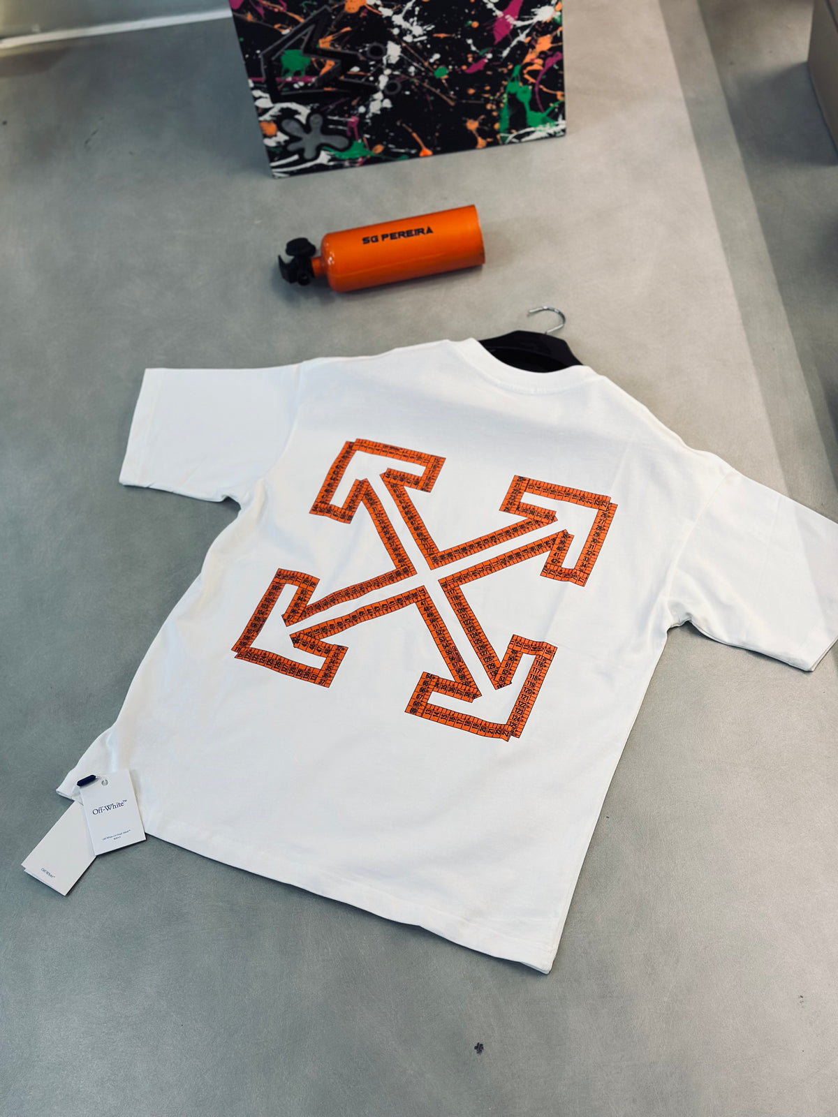 CAMISETA OVERSIZE OFF BLANCA "X" METRO NARANJA