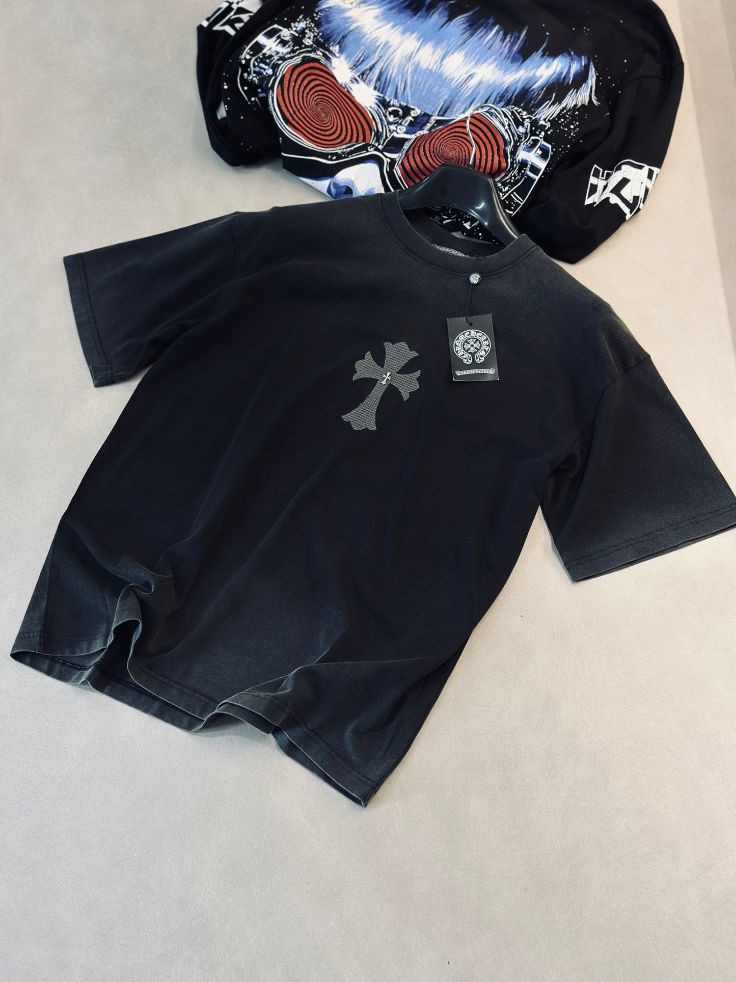 CAMISETA OVERSIZE CHR GRIS OSCURO CRUZ TEJIDO PLACA MET