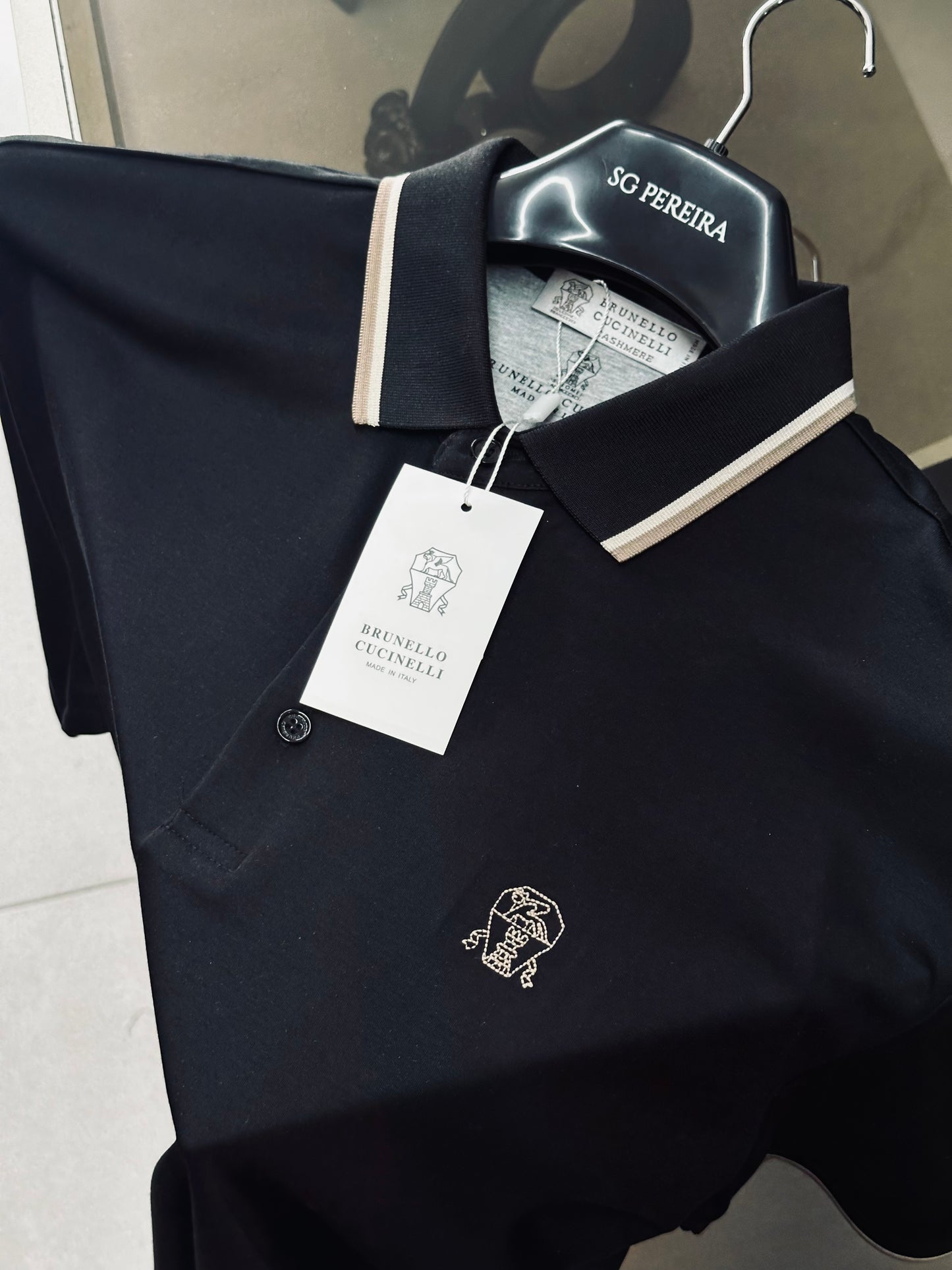 CAMISETA POLO BRU NEGRA CUELLO LINEA CAFÉ