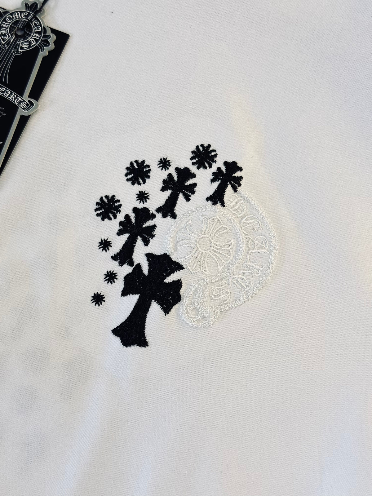 CAMISETA OVERSIZE CHR BLANCA CRUCES TEJIDO NEGRO