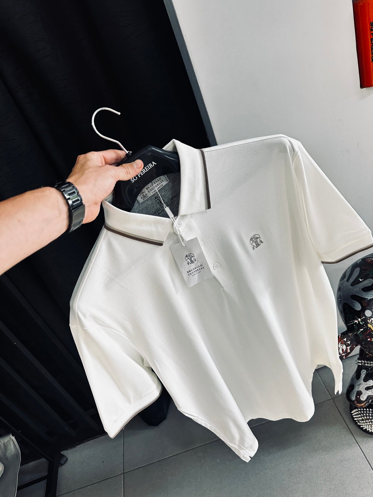 CAMISETA POLO BRU BLANCA CUELLO LINEA CAFÉ