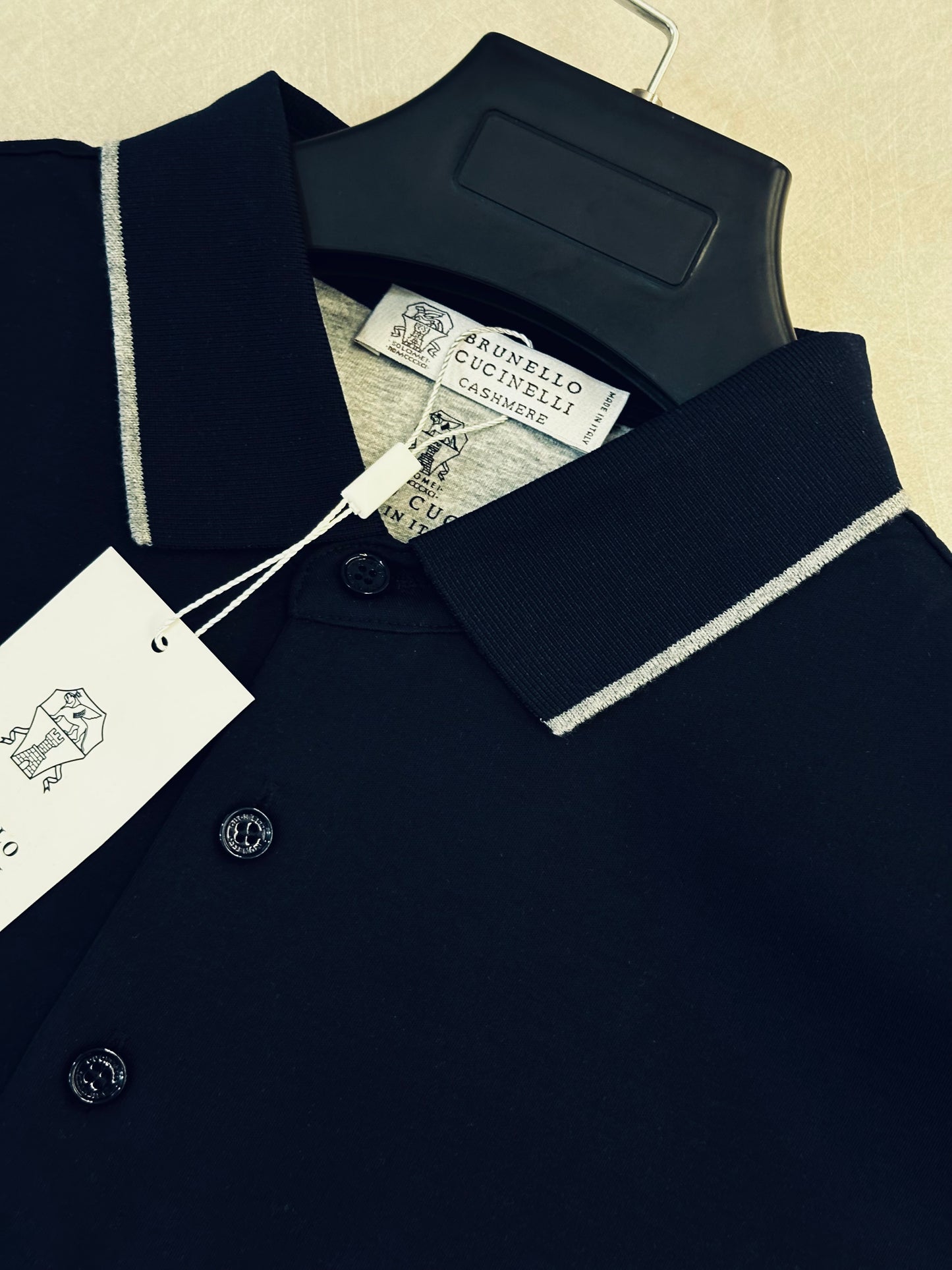 CAMISETA POLO BRU AZUL OSCURO LOGO TEJIDO