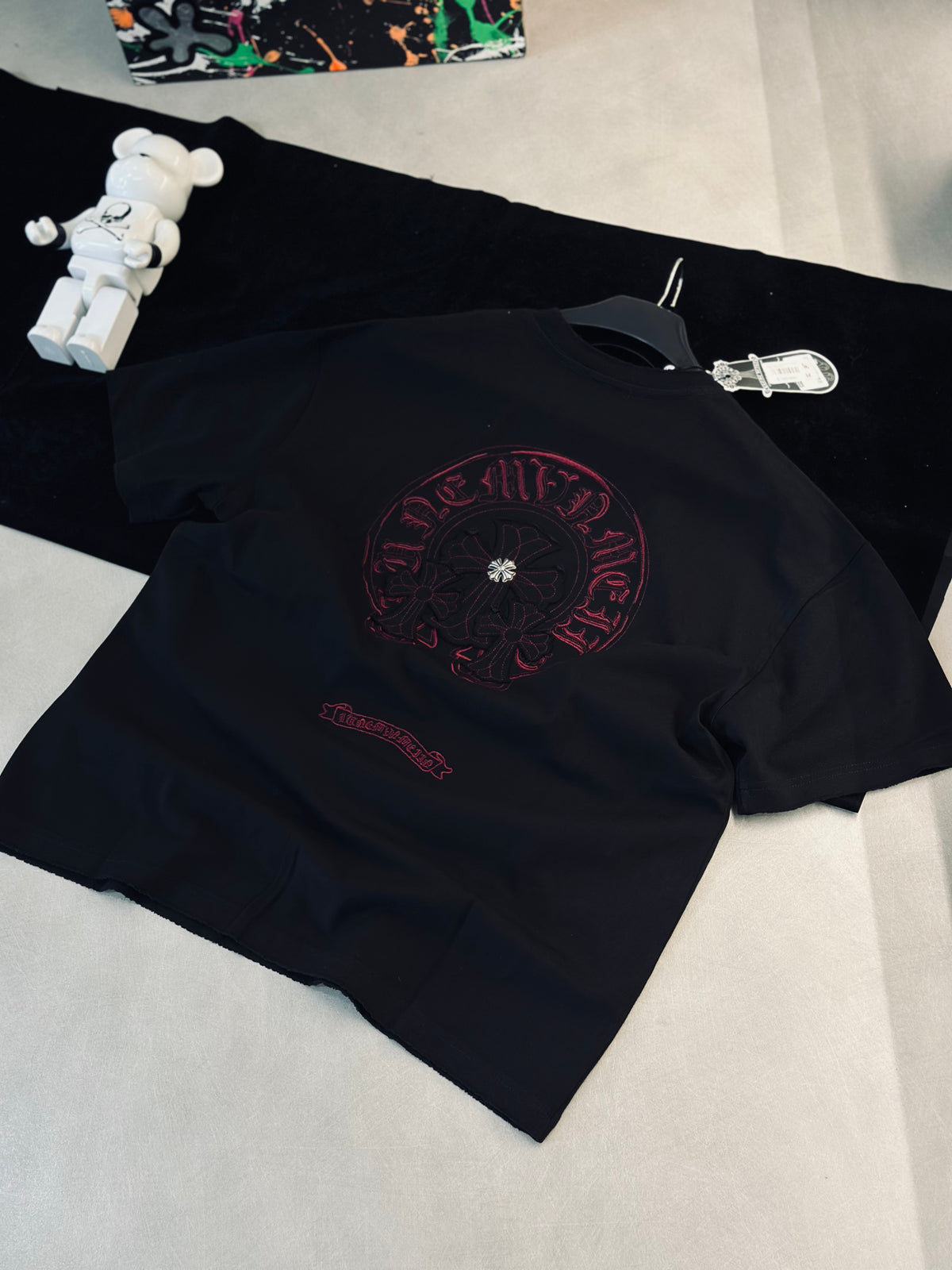 CAMISETA OVERSIZE CHR NEGRA LOGO TEJIDO ROJO