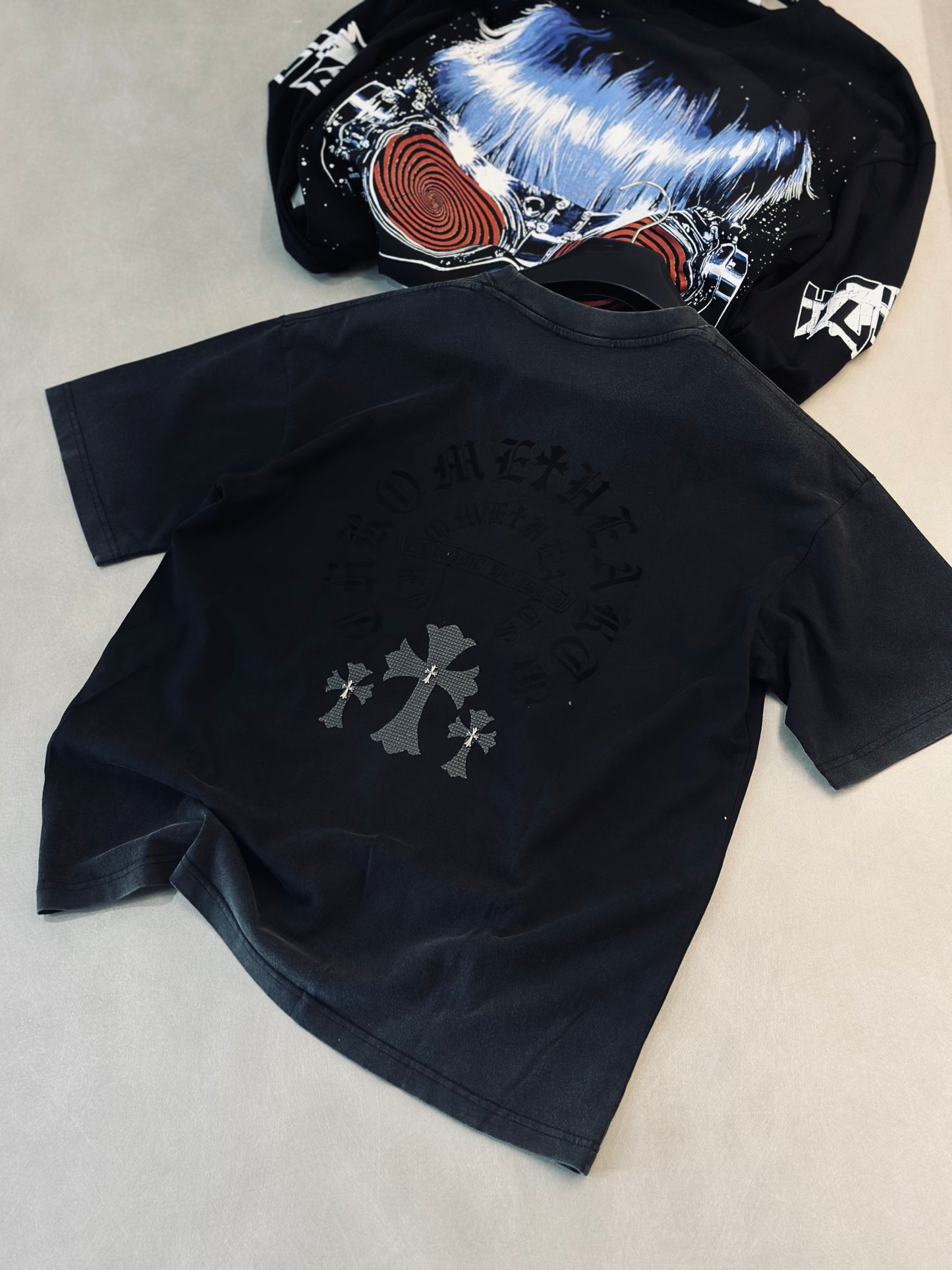 CAMISETA OVERSIZE CHR GRIS OSCURO CRUZ TEJIDO PLACA MET