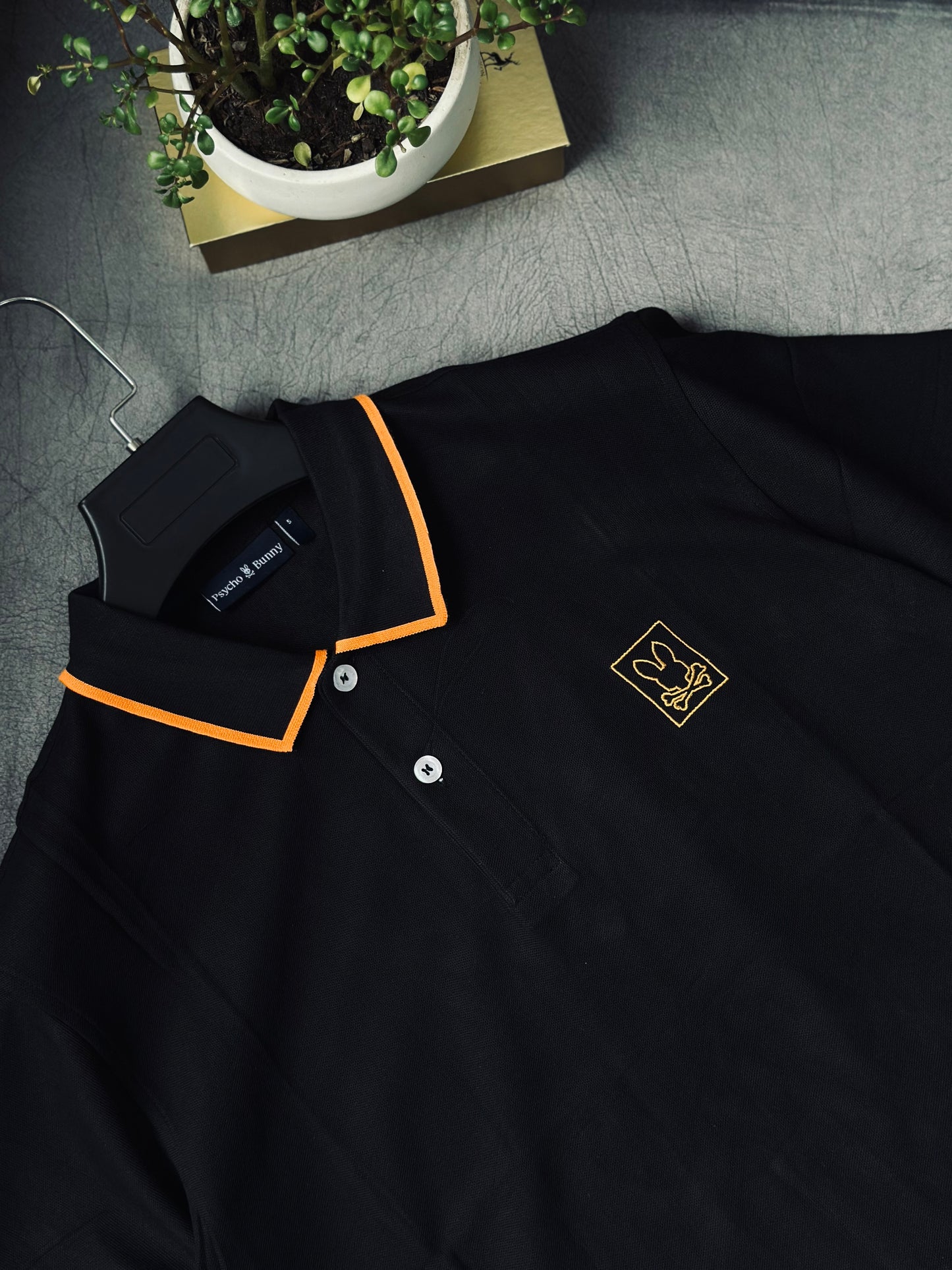 CAMISETA POLO PSY NEGRA BORDE NARANJA