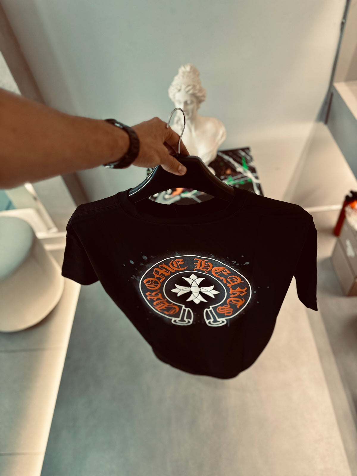 CAMISETA OVERSIZE CHR NEGRA LETRA NARANJA