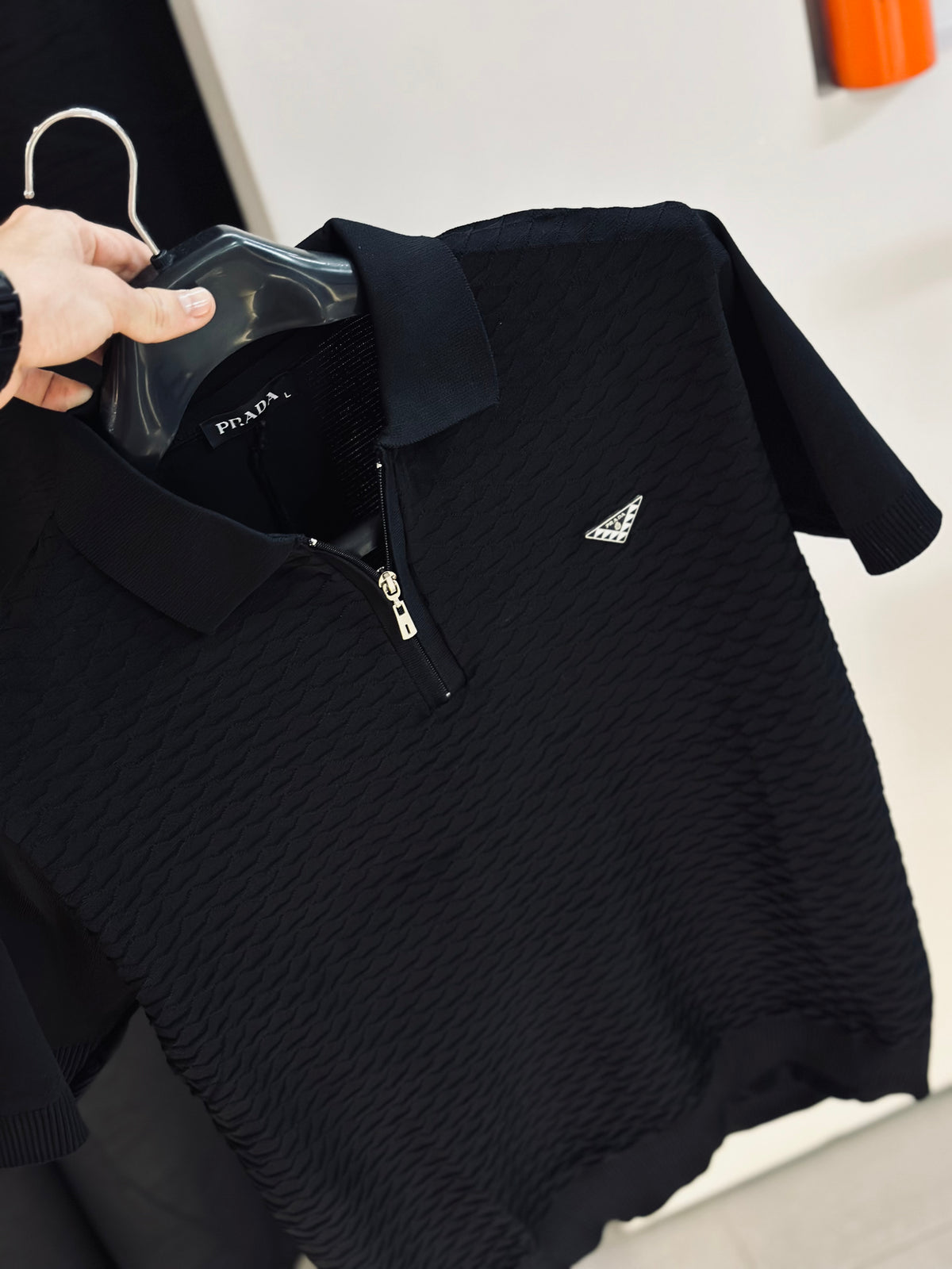 CAMISETA POLO PRA NEGRA TEJIDO PLACA MET