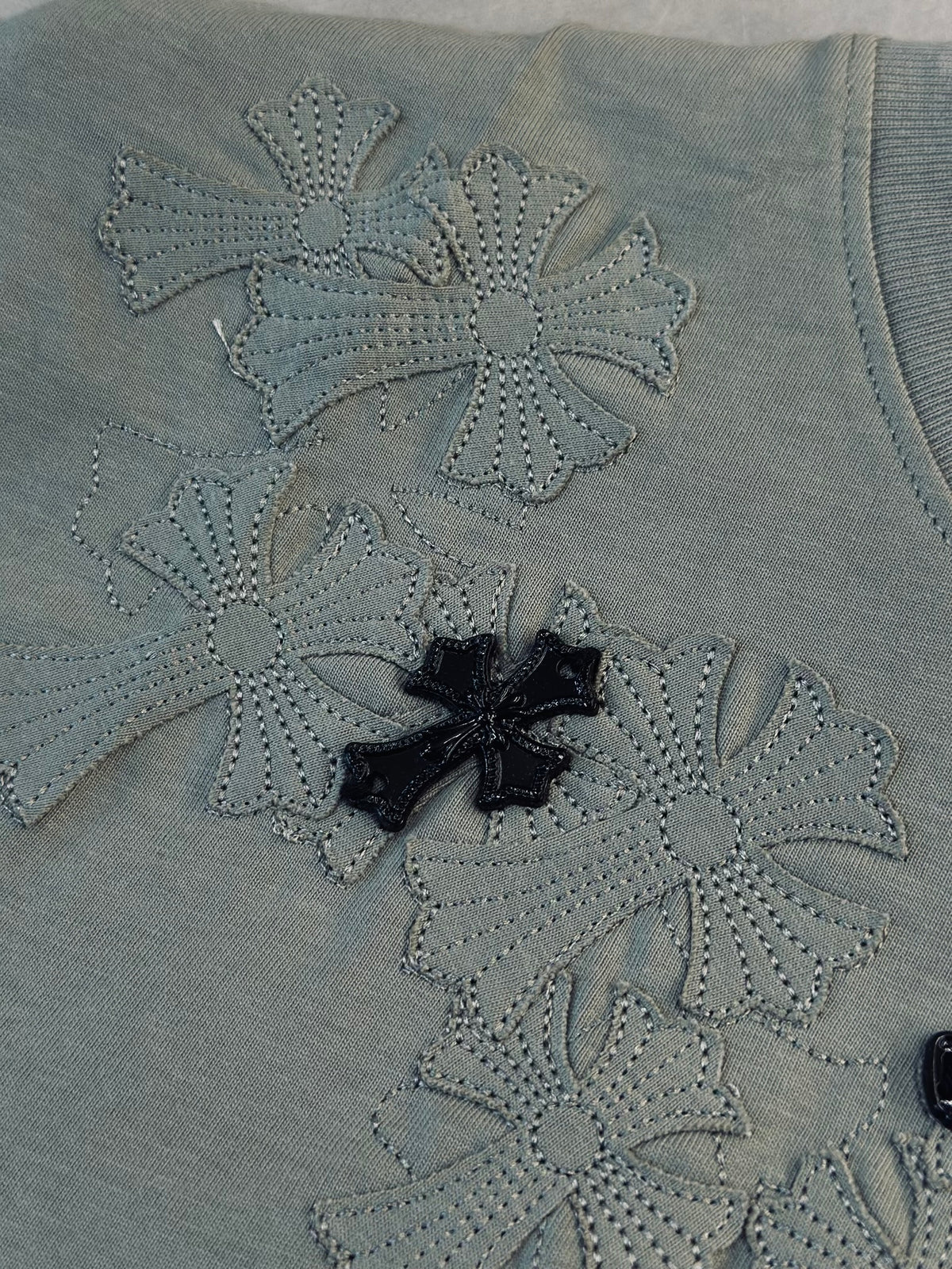 CAMISETA OVERSIZE CHR GRIS CRUCES MET NEGRO