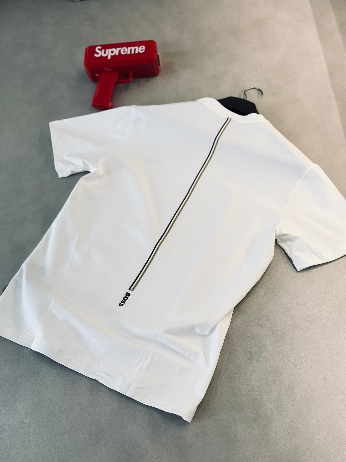 CAMISETA SLIM BOS BLANCA CUELLO BANDERA