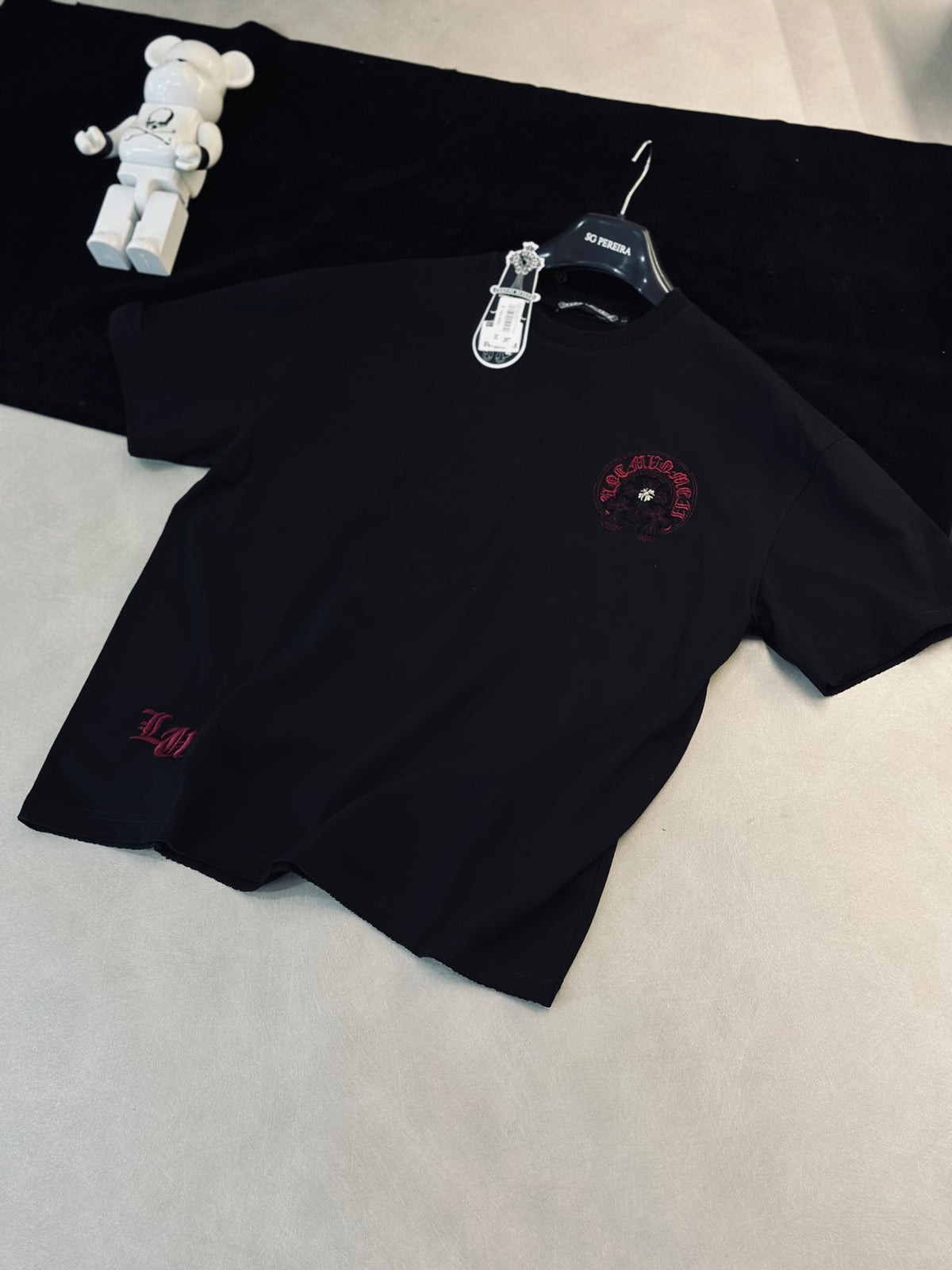 CAMISETA OVERSIZE CHR NEGRA LOGO TEJIDO ROJO
